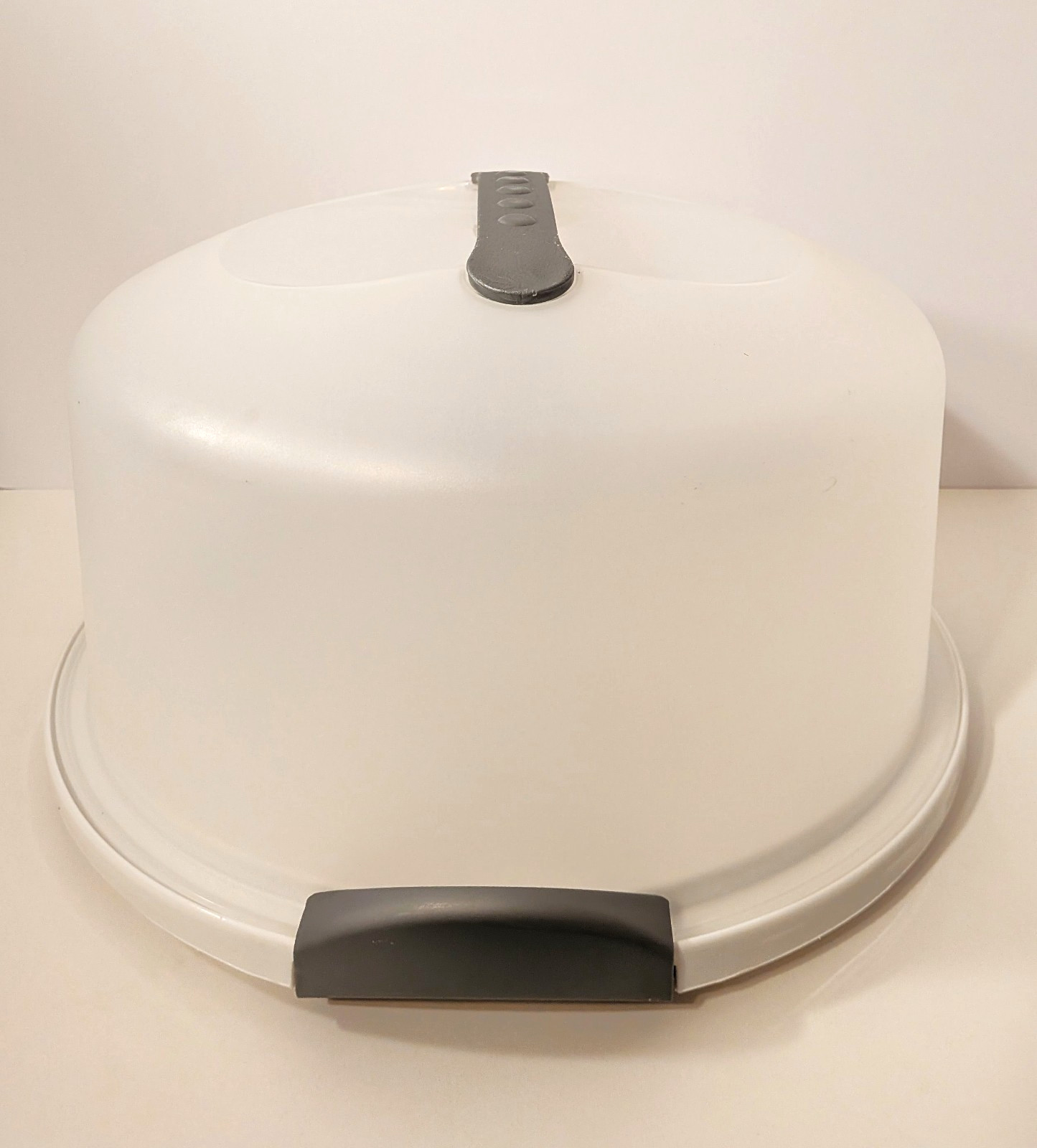 Sterilite Cake Server Holder Carrier 12″ Diameter in White & Gray Plastic