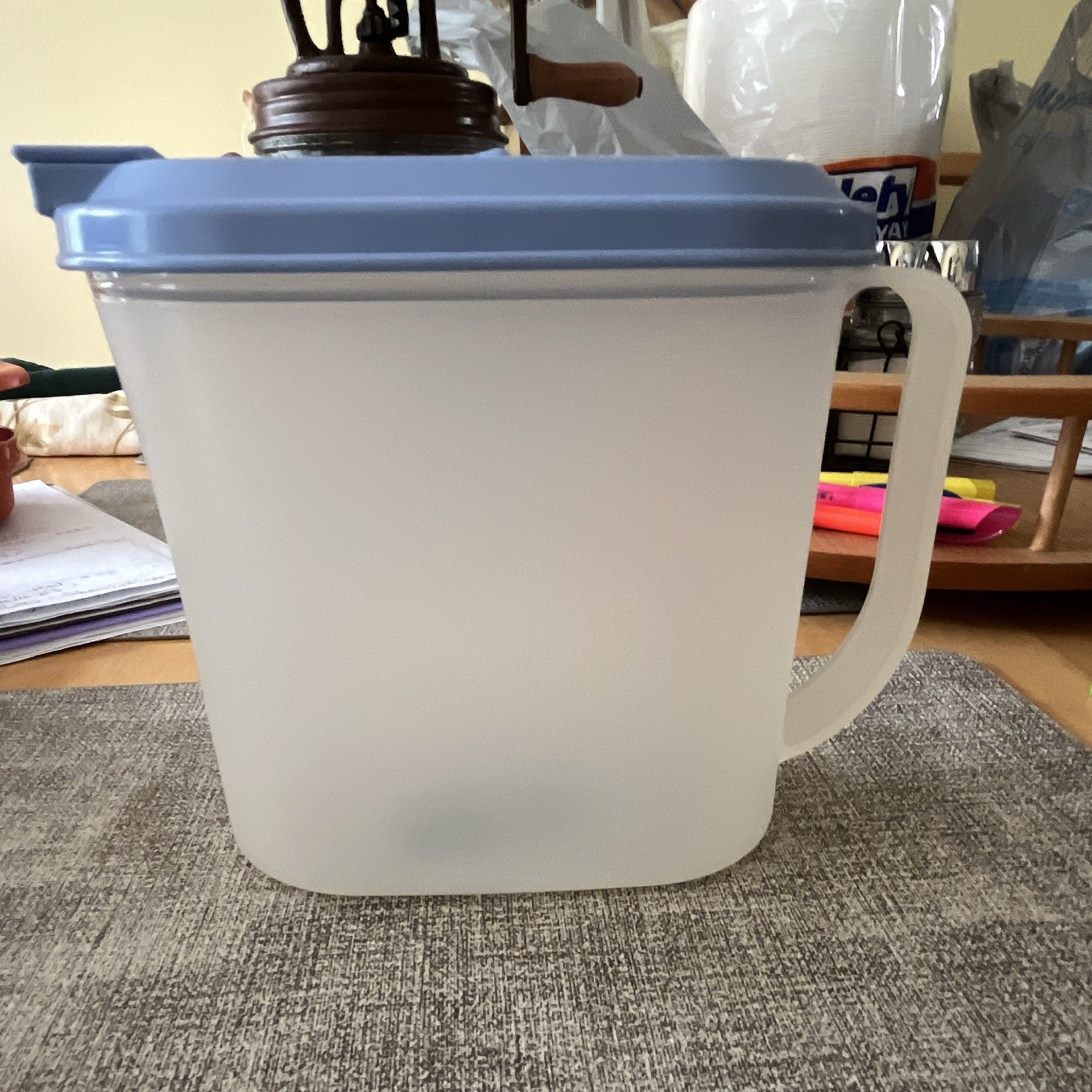 Tupperware Oval Plastic Storage Container 8x6x3.75in Blue Snap Lid With Handle