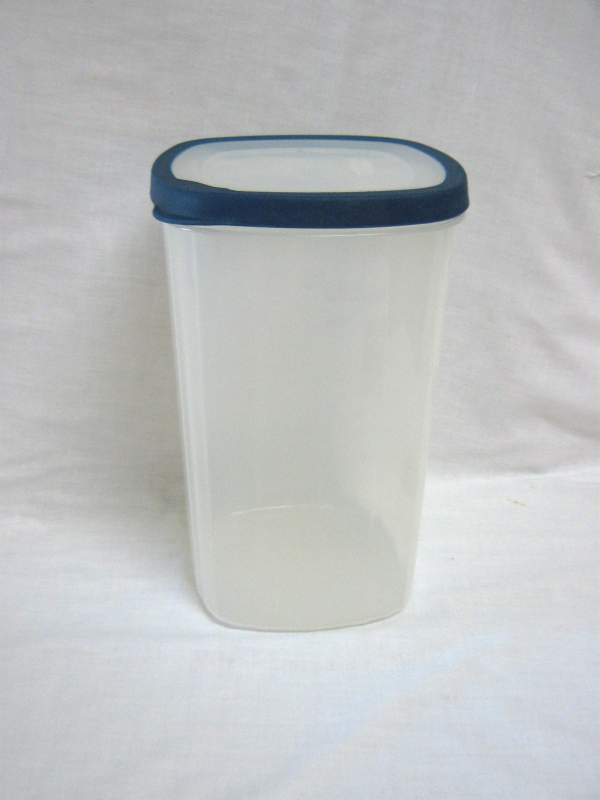 RUBBERMAID 556F BLUE TRIM LID 1.1 GAL 4.5 QTS TALL BREAD STORAGE CANISTER