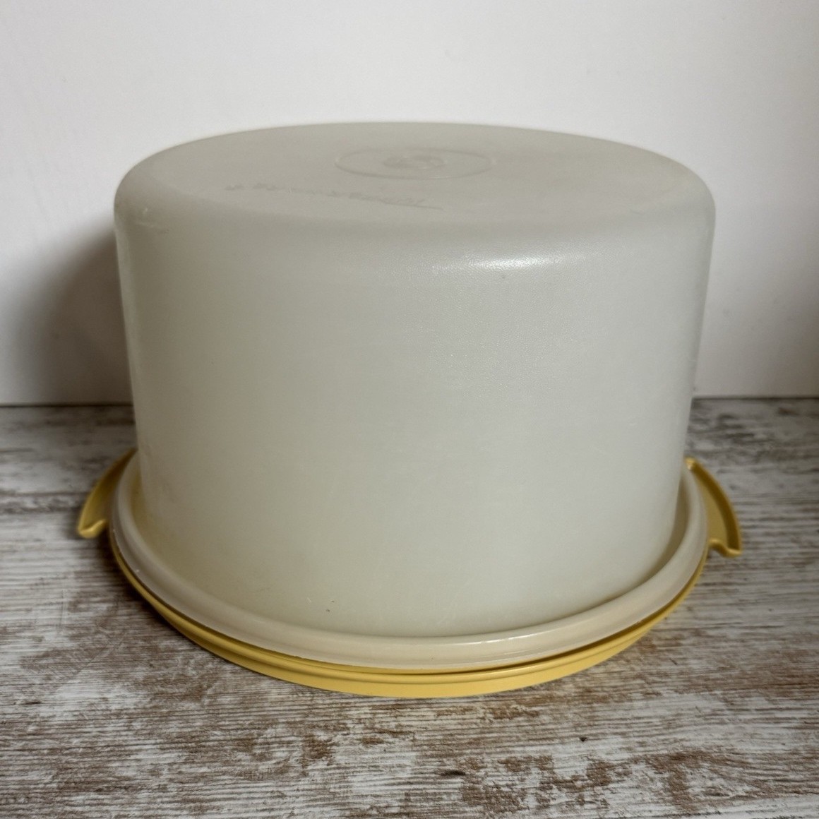 Tupperware Round 12in Cake Carrier Snap Lid w/ Handles White/Yellow Lid & Base