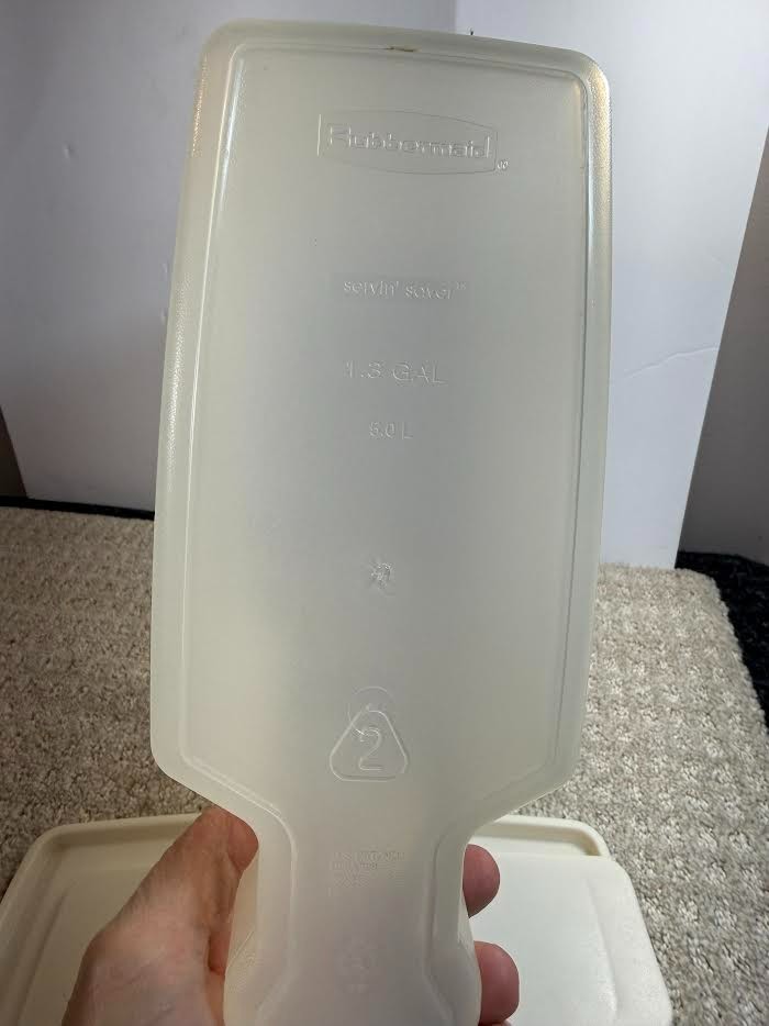 Vintage Rubbermaid Servin’ Saver #2 w/Almond Lid 1.3 Gallon