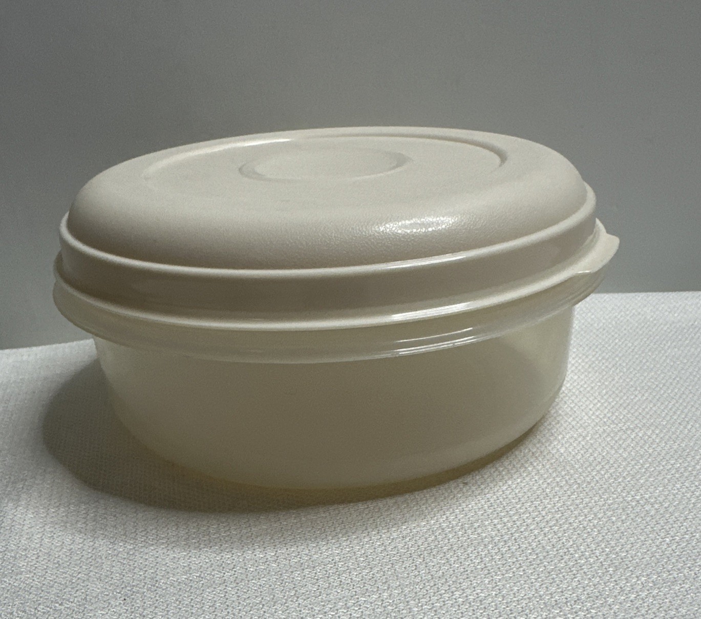 VTG Rubbermaid Servin’ Saver 1.4 QT Plastic Container Almond Snap Lid