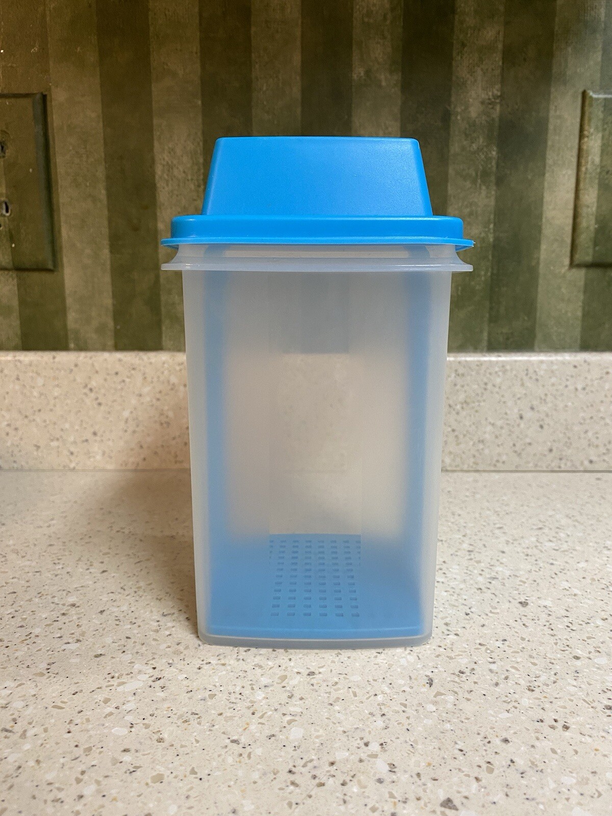 Tupperware PICK A DELI Pickle Keeper Blue lifter & Lid Clear Container EUC
