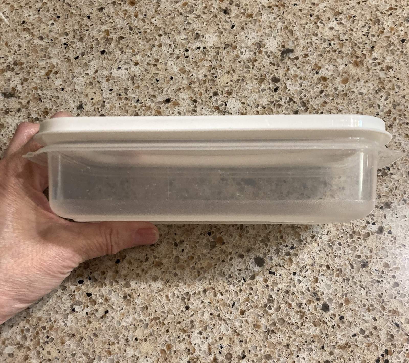 2 Rubbermaid Servin Saver Storage Containers 12 oz #10 and 2 cups #1