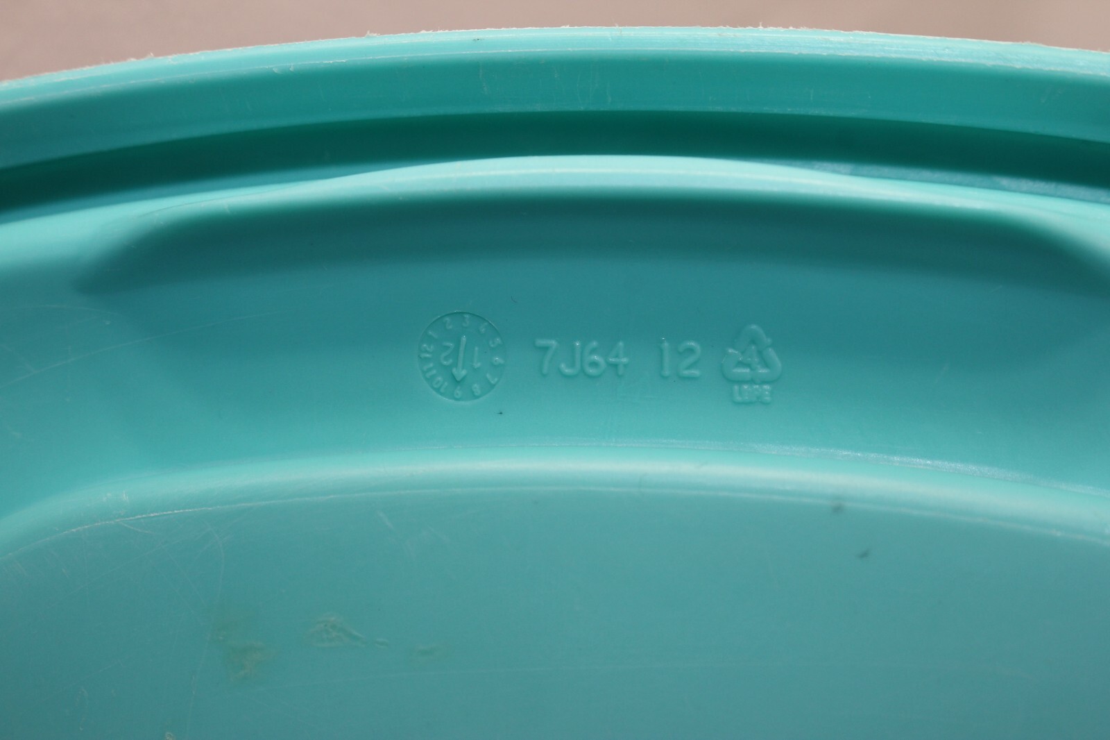 Rubbermaid Easy Find Replacement 7J64 Teal/Aqua Food Container Lid 6 1/2″ Clean!