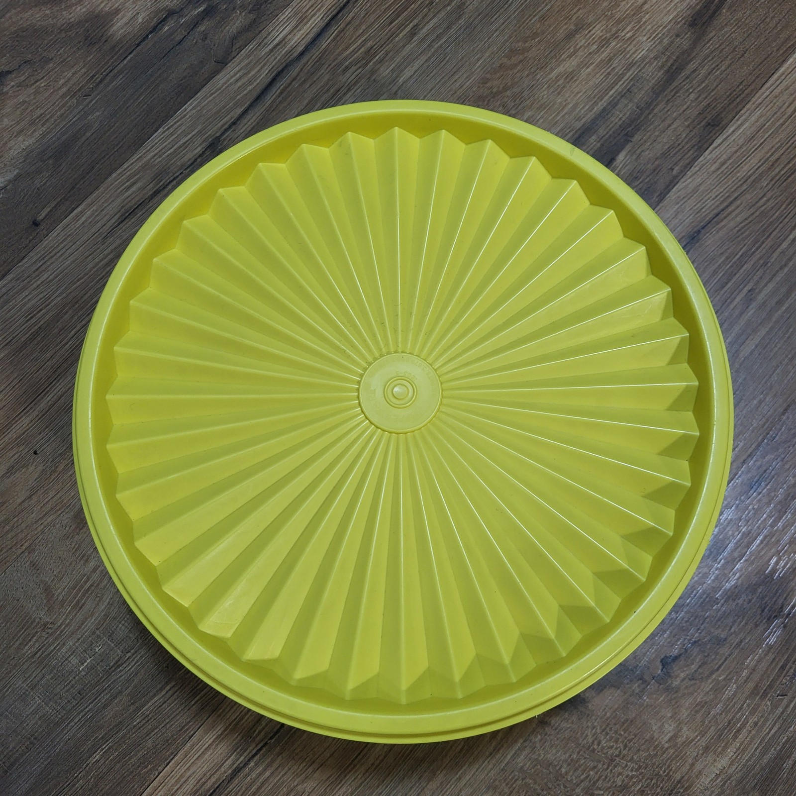 Vintage Tupperware Yellow Round Servalier Storage Container 1204-13 Lid 1205-5