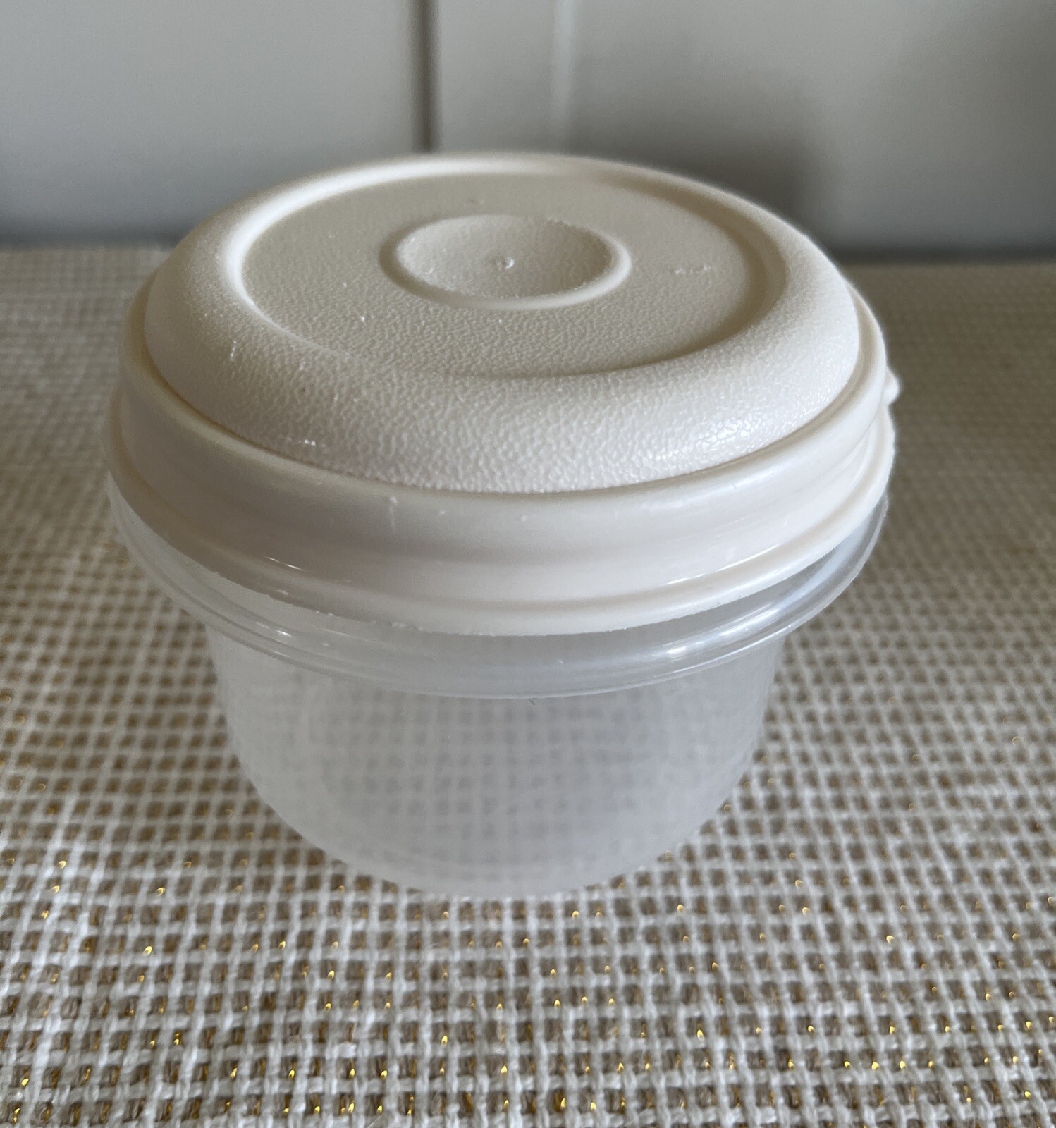 VINTAGE RUBBERMAID 5 PCS 2 . 1/2 C. 1 C. ROUND & 2 C. SQUARE ~ ALMOND LIDS