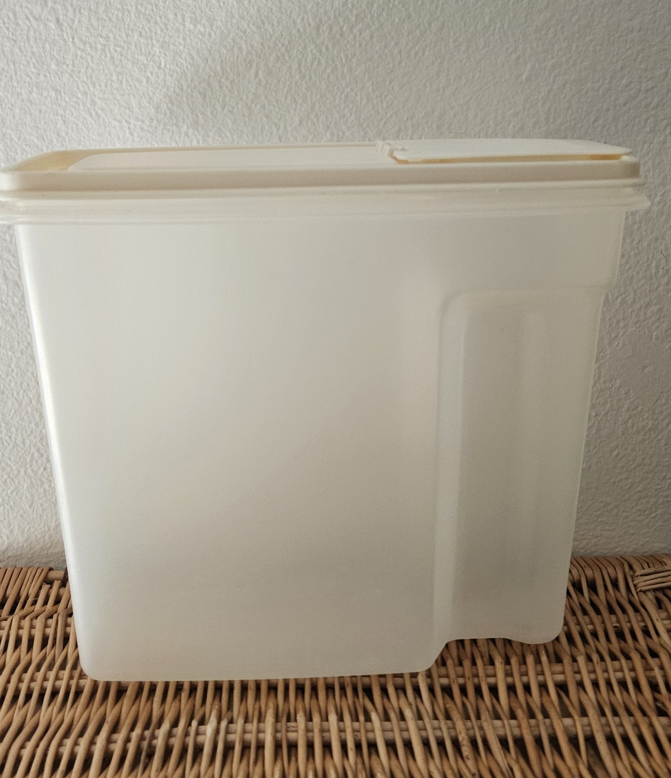 Vintage Rubbermaid Servin Saver 1.3 Gallon
