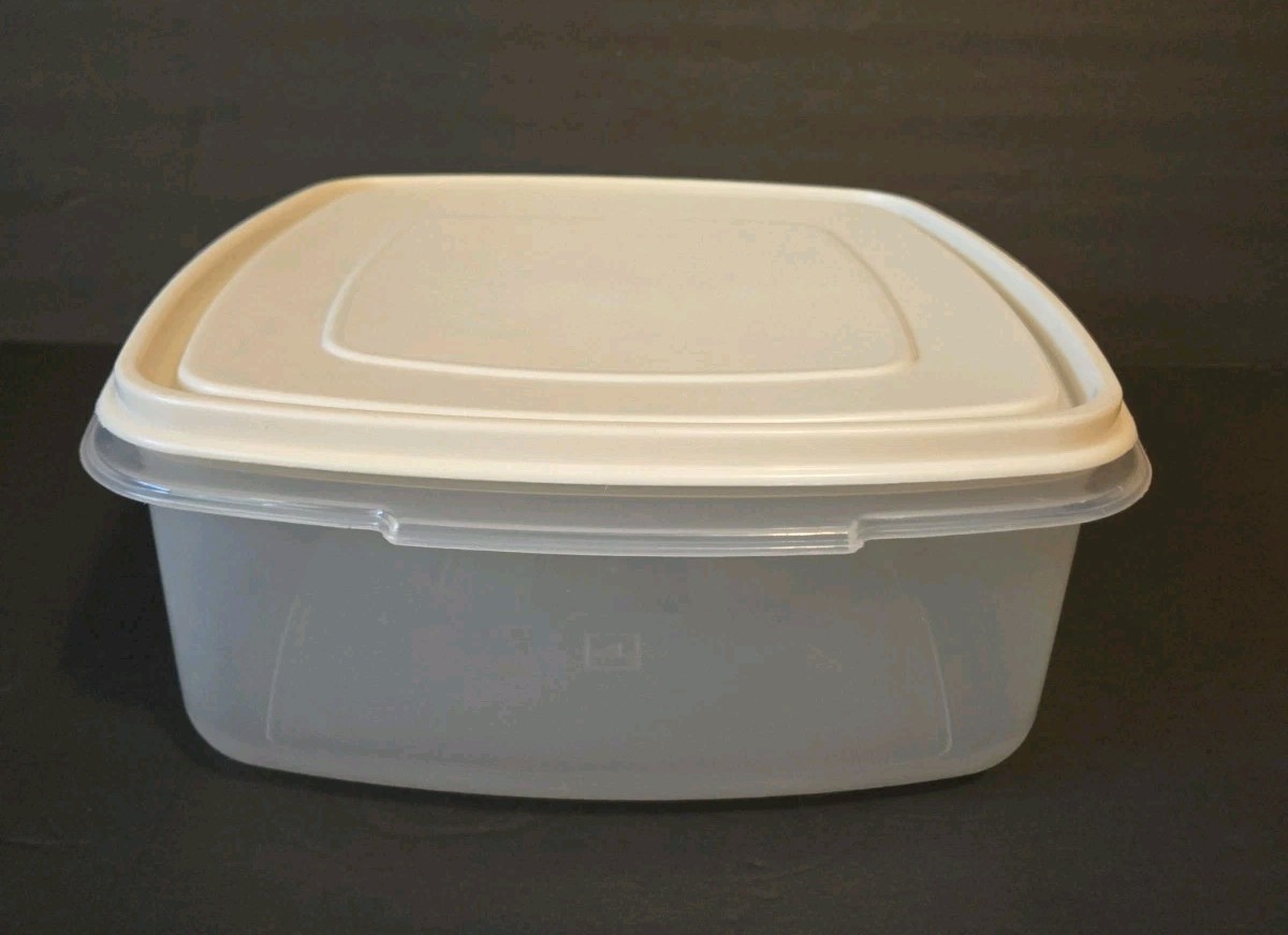 Vintage Rubbermaid Servin Saver Container + Lid 19 cups 1.4 L Almond Square #4