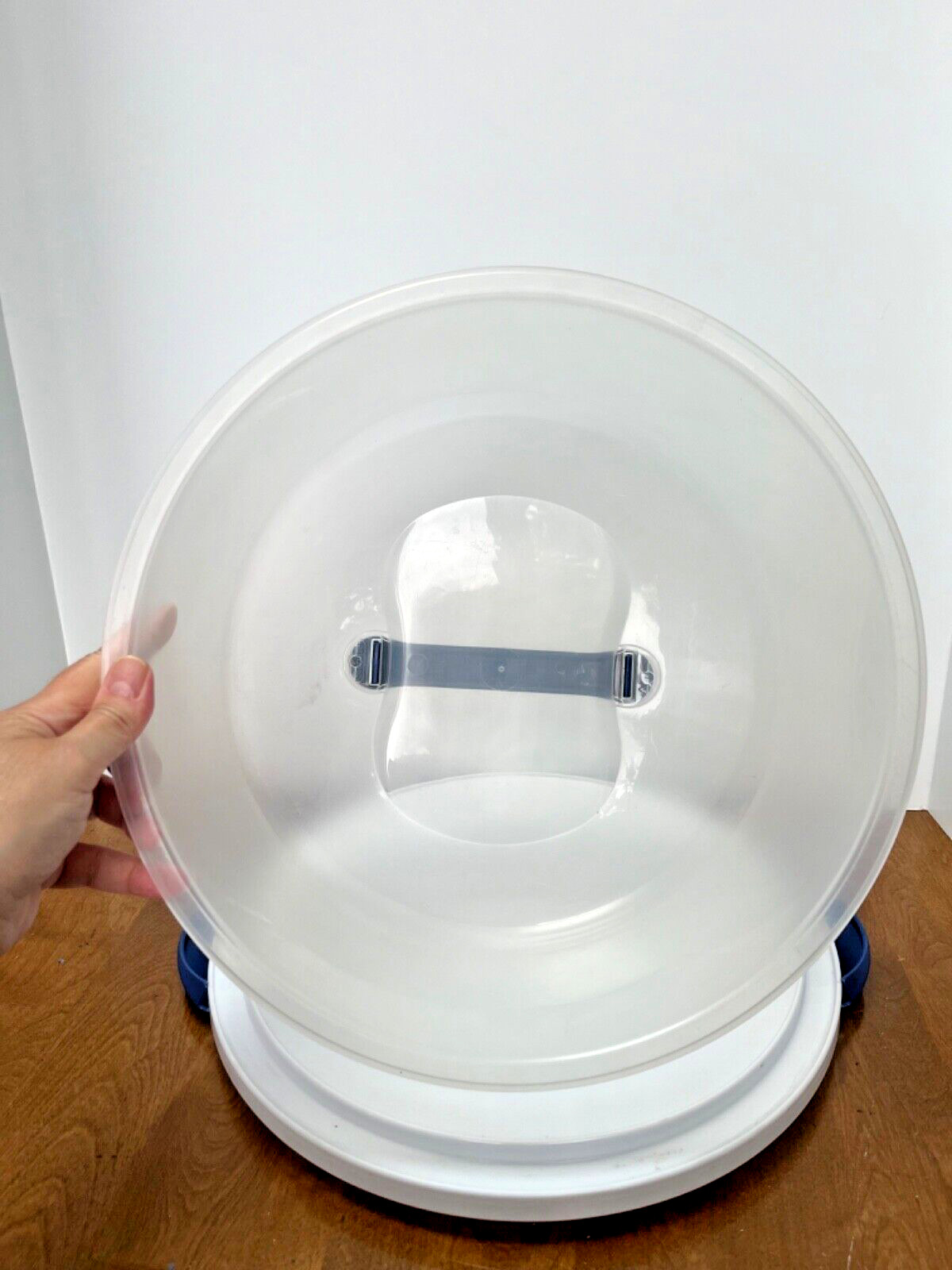 Sterilite Cake Server Holds 12” Round Cake Carrier With Lid Cover Handle Blue