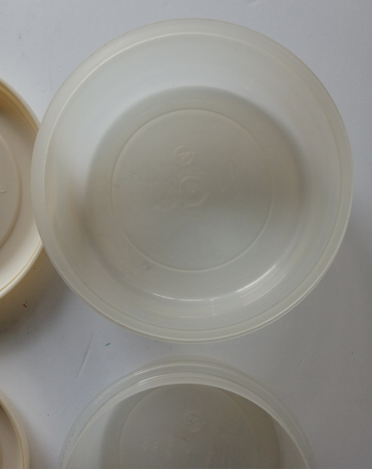 Vintage RUBBERMAID lot of 2 Round Servin Savers 2.5/1.5 Qt. with Lids
