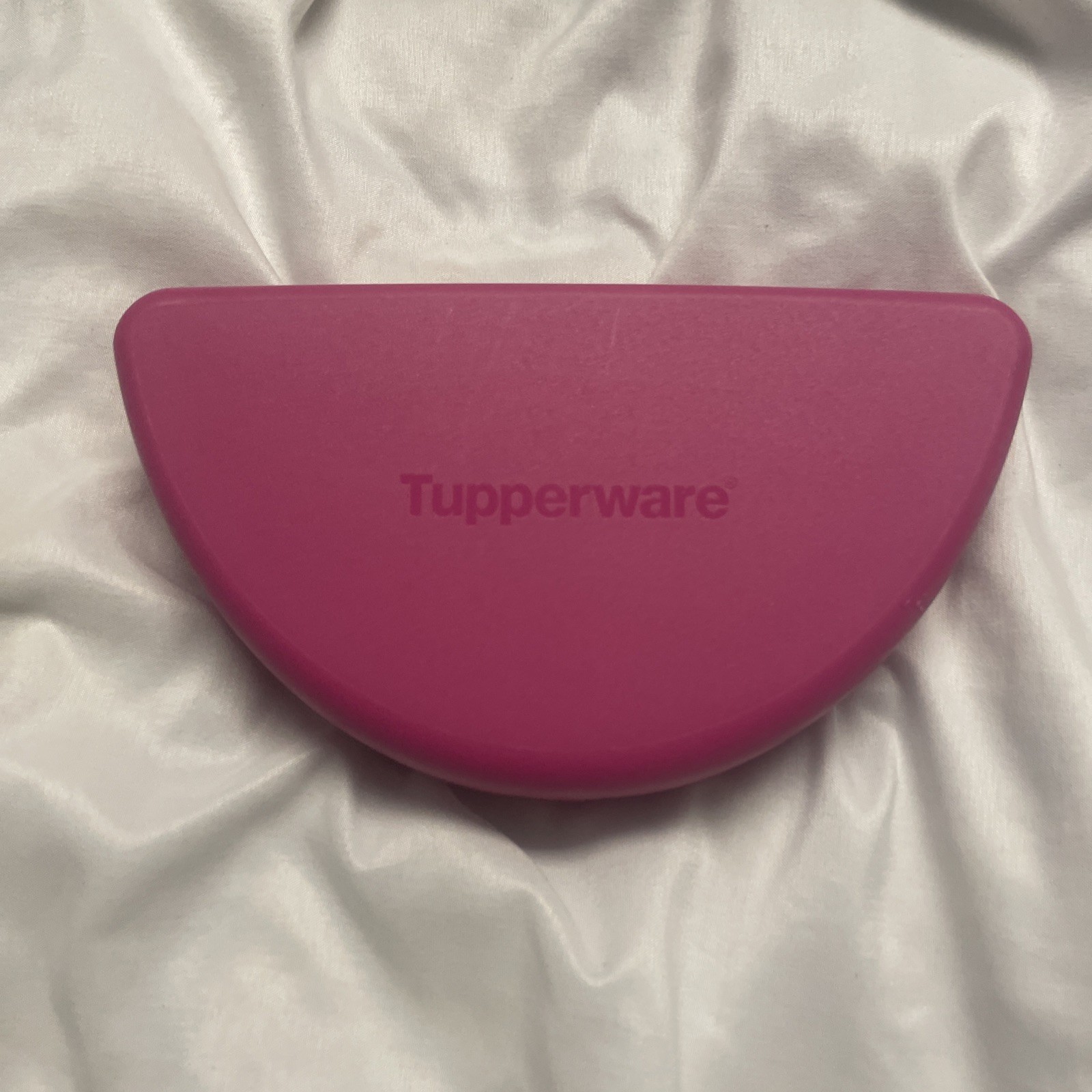 Tupperware Folded Lunch Keeper Half Circle Sandwich snacks empanada Pink new