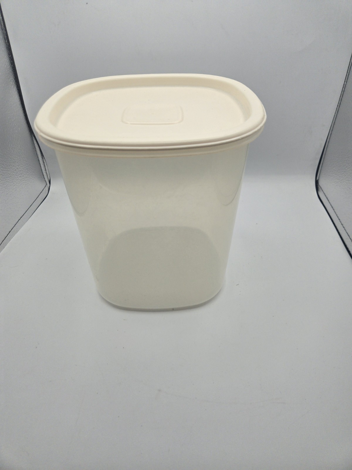 Rubbermaid 21 Cup Servin Saver #7 Sheer Square Canister Storage Almond Lid