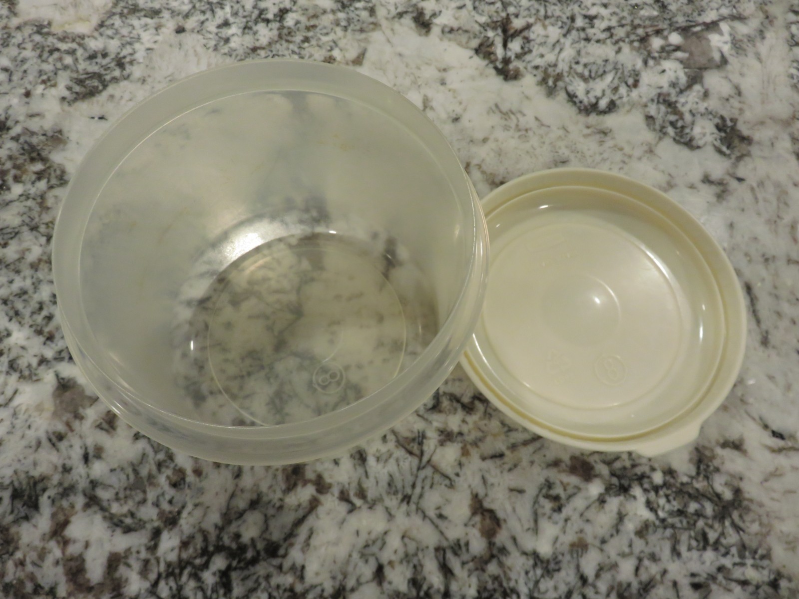 VTG Rubbermaid Servin Saver Round #8 Container Clear w Almond Lid 6 Cup 1.4 L