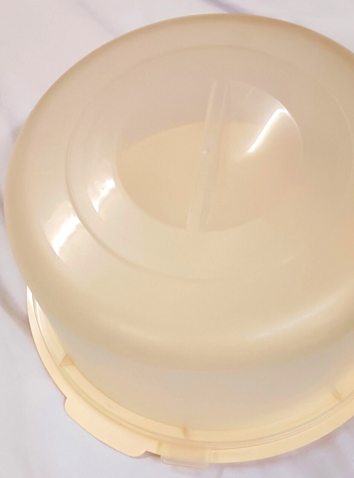 ALMOND VINTAGE ROUND CAKE CARRIER CONTAINER 11 3/4″ INSIDE CAKE HOLDER