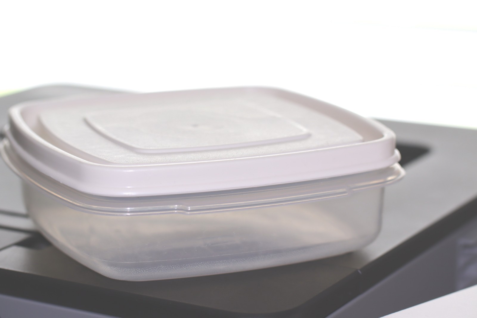 Rubbermaid Servin Saver #1- 2 cup sheer square container w/Almond Lid 0010-11