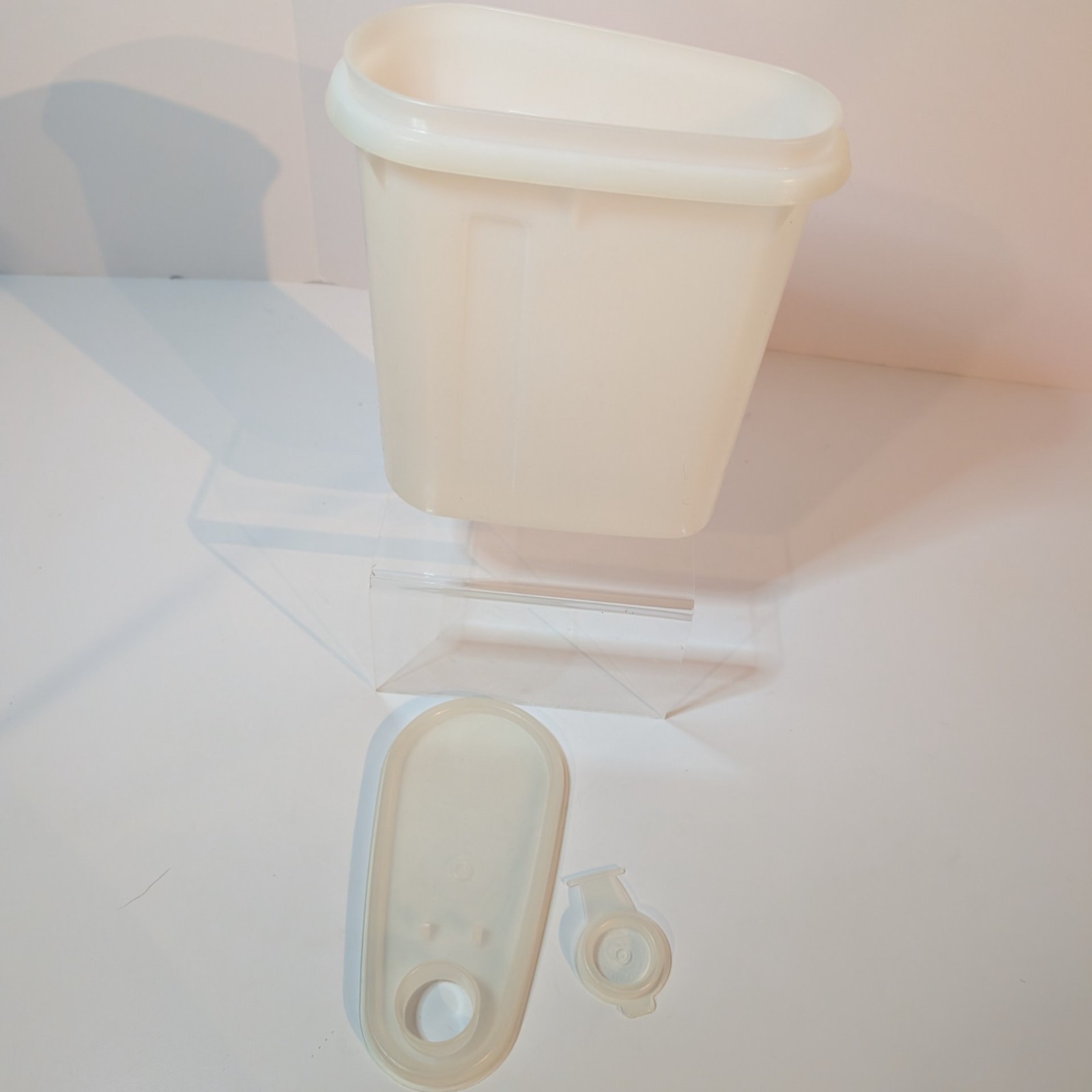 Vintage Tupperware 1 Quart Beverage Buddy Pitcher 792-4 Milk White, Flip Top Lid