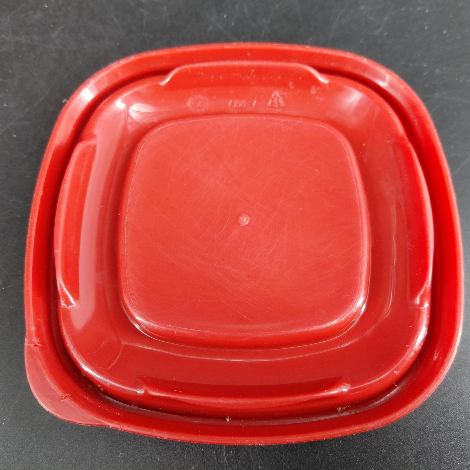 Rubbermaid Food Storage Containers Set 4 Square 2 Cups 1.25 Cups Red Lids USA