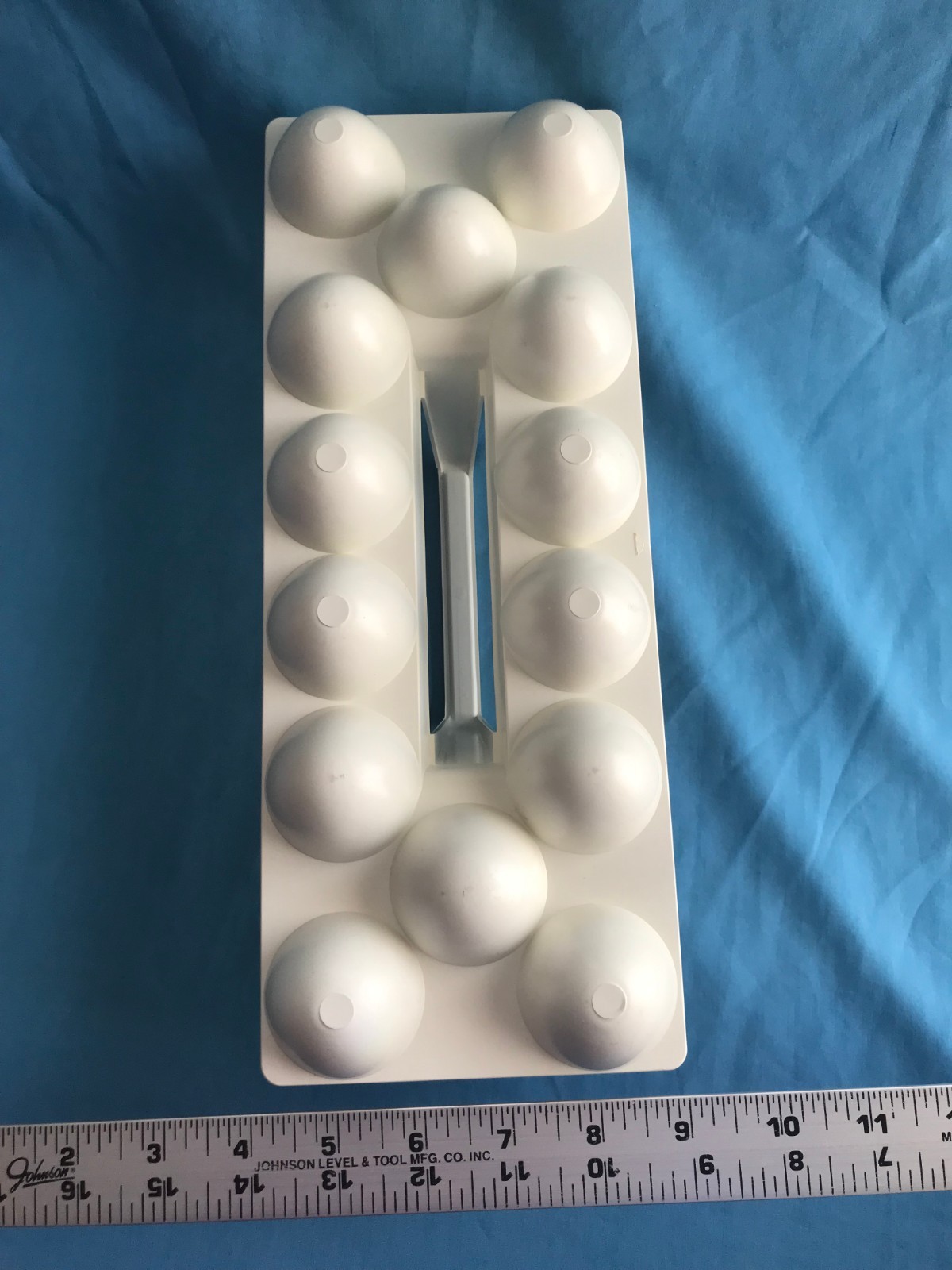 Pre-Owned Vintage Almond Plastic Refrigerator Egg Carrier / Holder for 14 Eggs