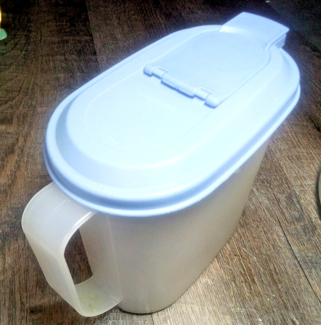 Vintage Tupperware 1 Qt Slim Line Pitcher 2189A-1 with Blue Lid Tea Jug G.U.C…