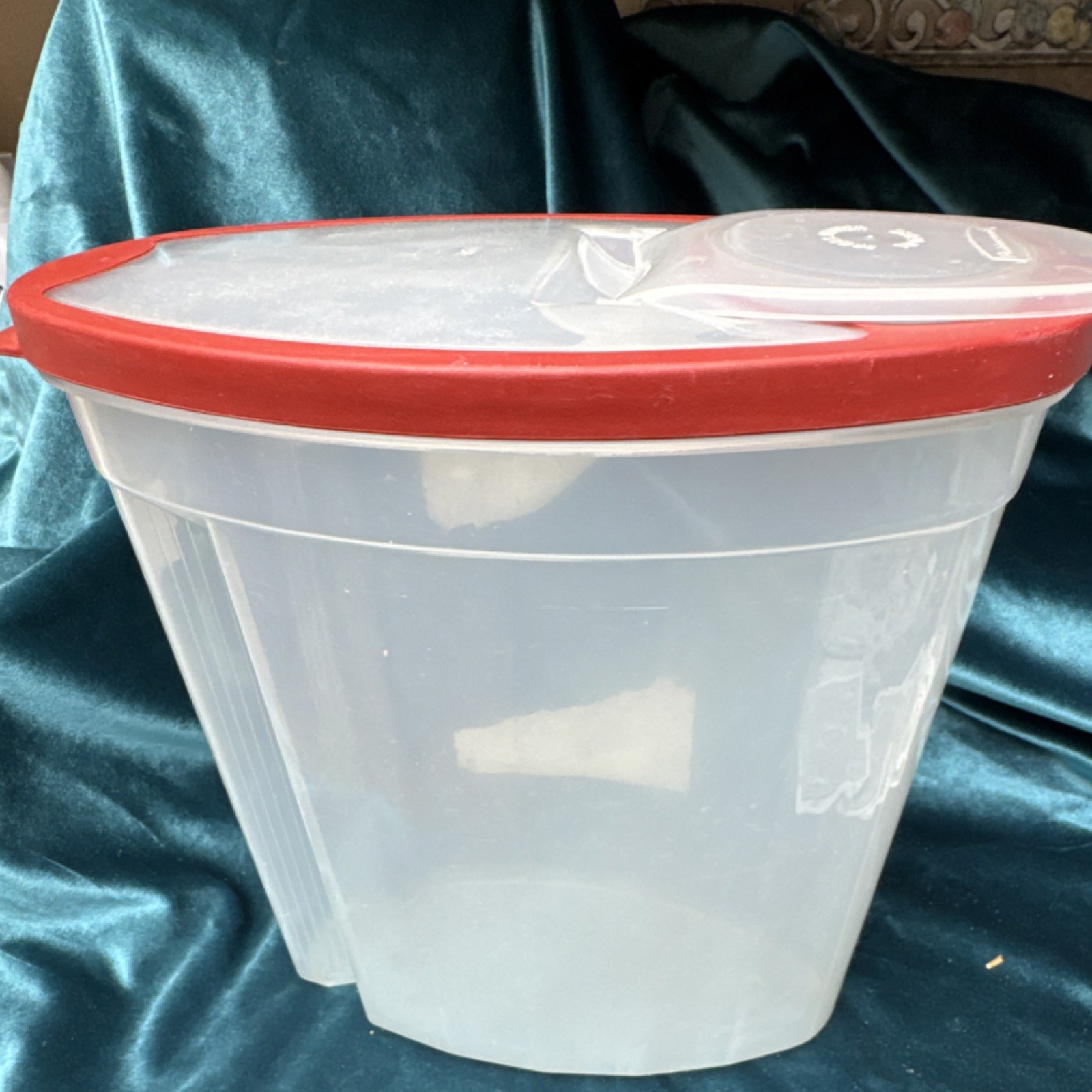 Rubbermaid Clear Round Plastic Food Storage Container 1.6 L Red Snap Lid