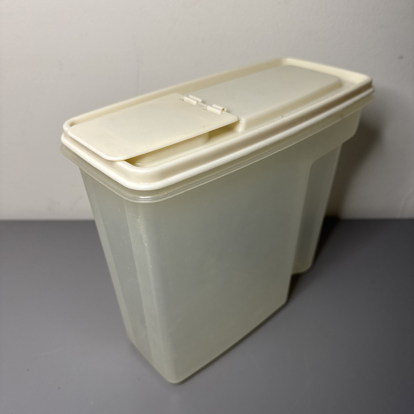 Vintage Rubbermaid Servin’ Saver 13 Cup Cereal Keeper 3.1L Pour Spout Lid 0091