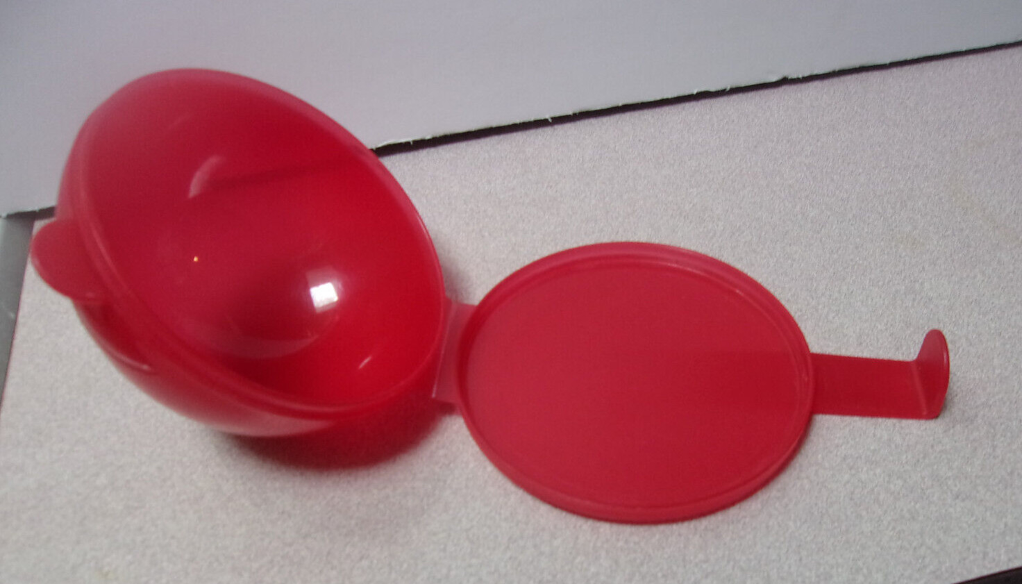 5105 Tupperware Forget Me Not Onion/Tomato Hanging Keeper – Red 5105A-3