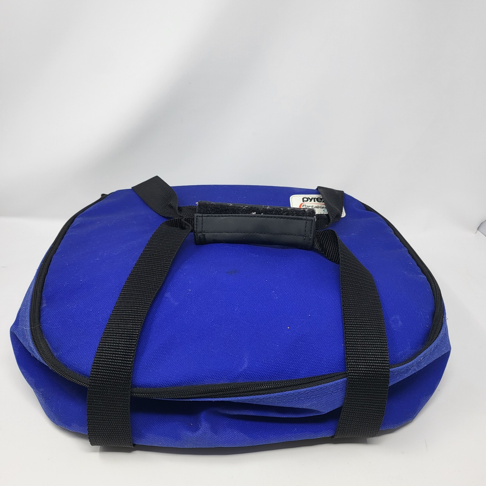 Pyrex Portables Insulated Canvas Travel Carrier Bag with 2QT Casserole Dish 702
