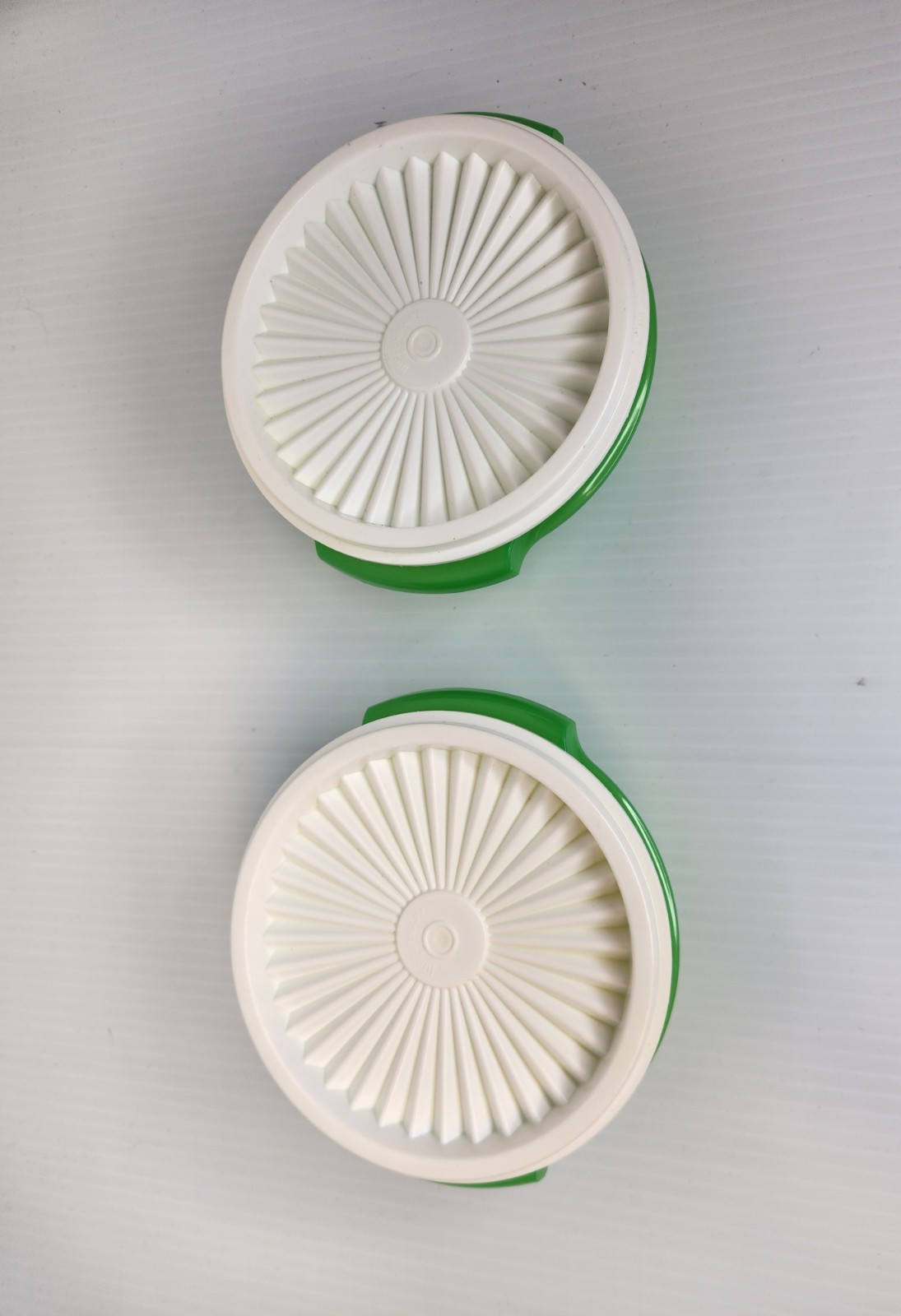 Vintage Tupperware Green & White Sunburst Bowl Set 2pcs 8oz Snap Lids