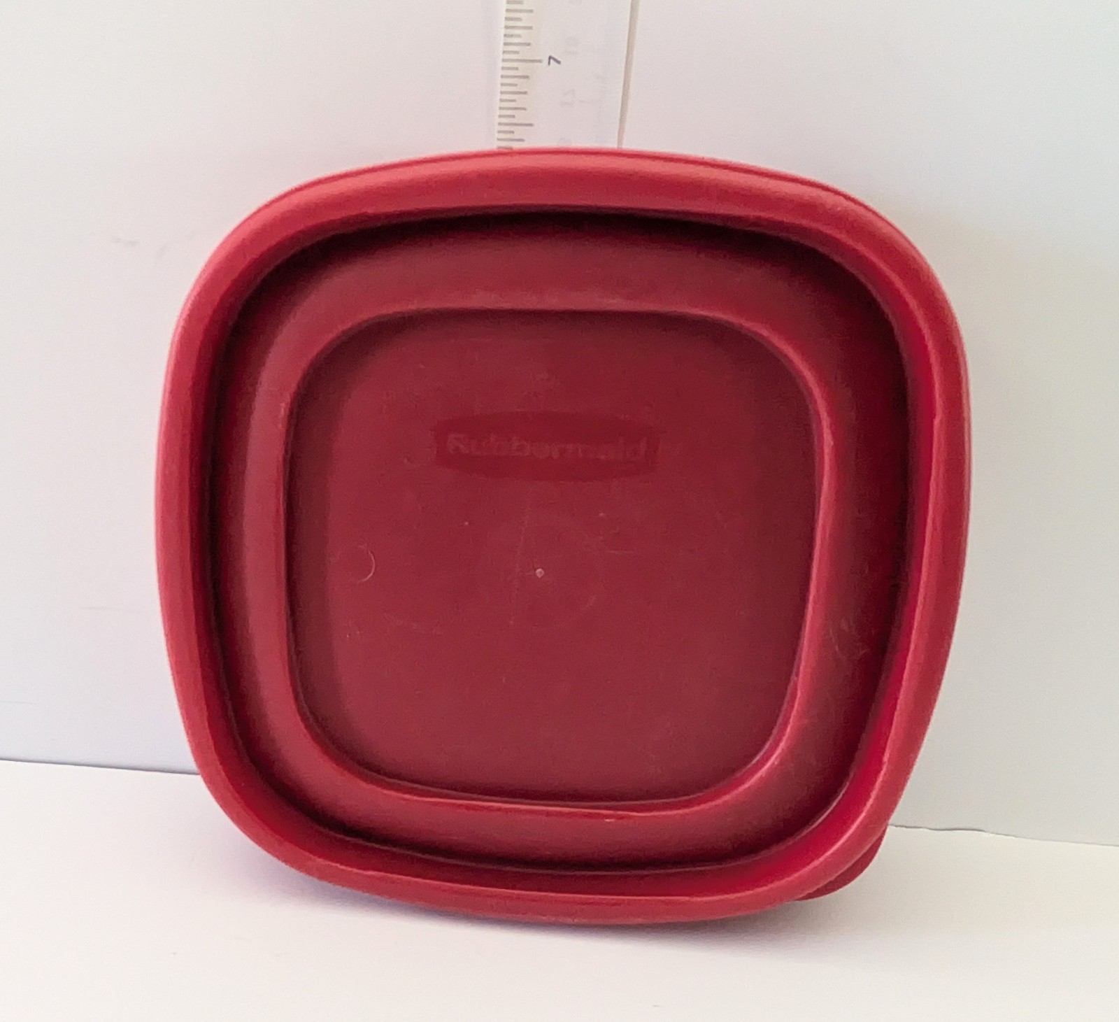 Rubbermaid 7J64 Red Plastic 6’’ Snap On Replacement Lids Lot of 4