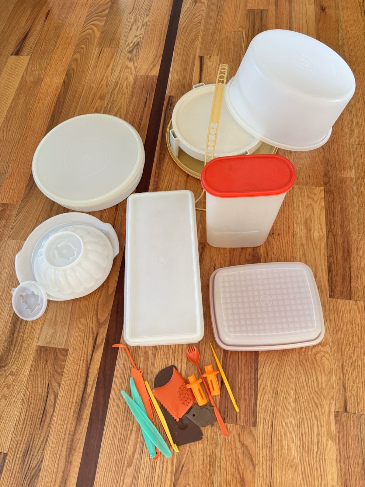 Vintage Tupperware – Cake Carrier, Bread Box, Cupcake/Pie, Jello, Marinating+