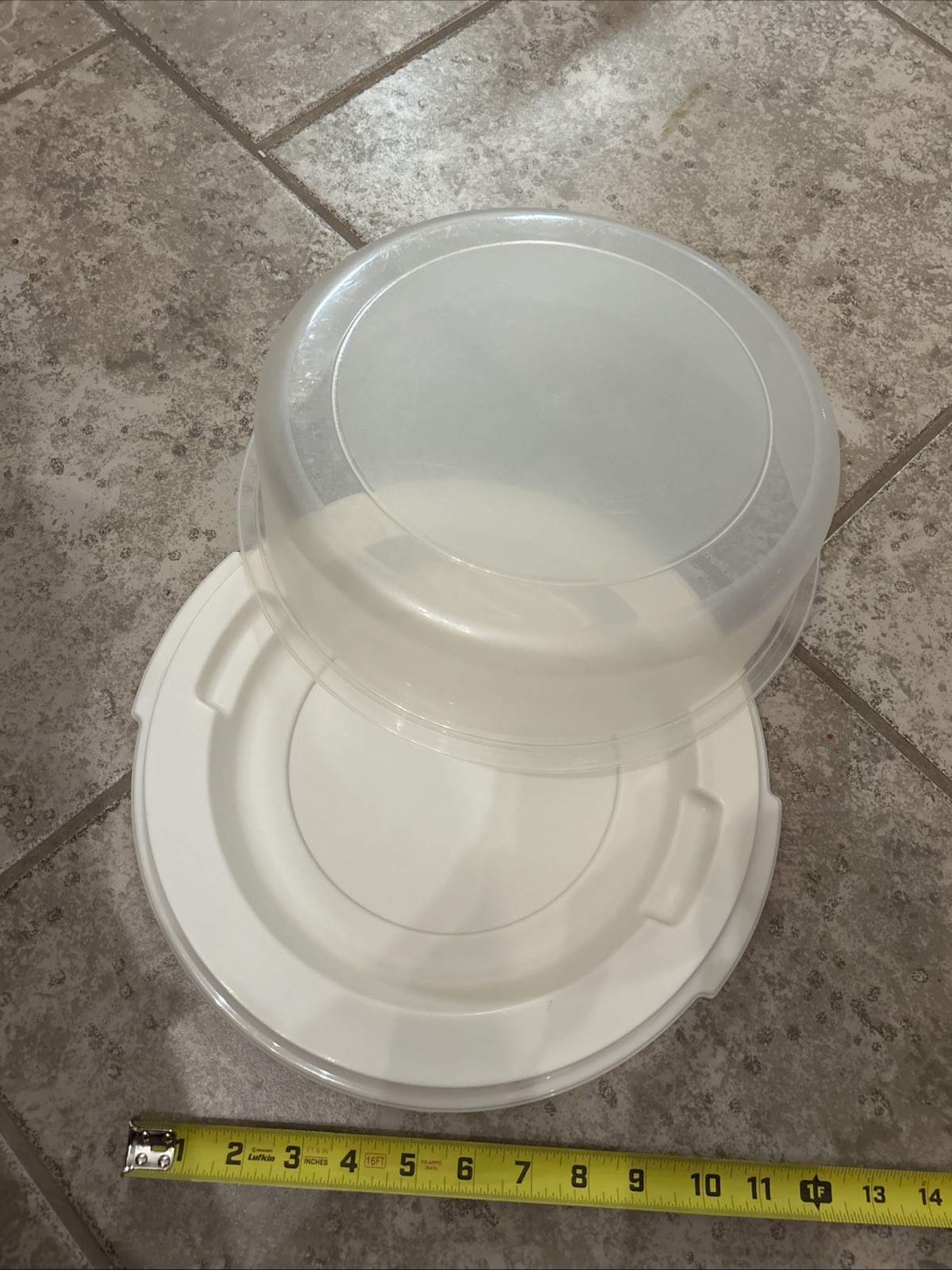 White Rubbermaid Servin’ Saver Cake Pie Carrier Container 4”H 12”W 2-piece Clean