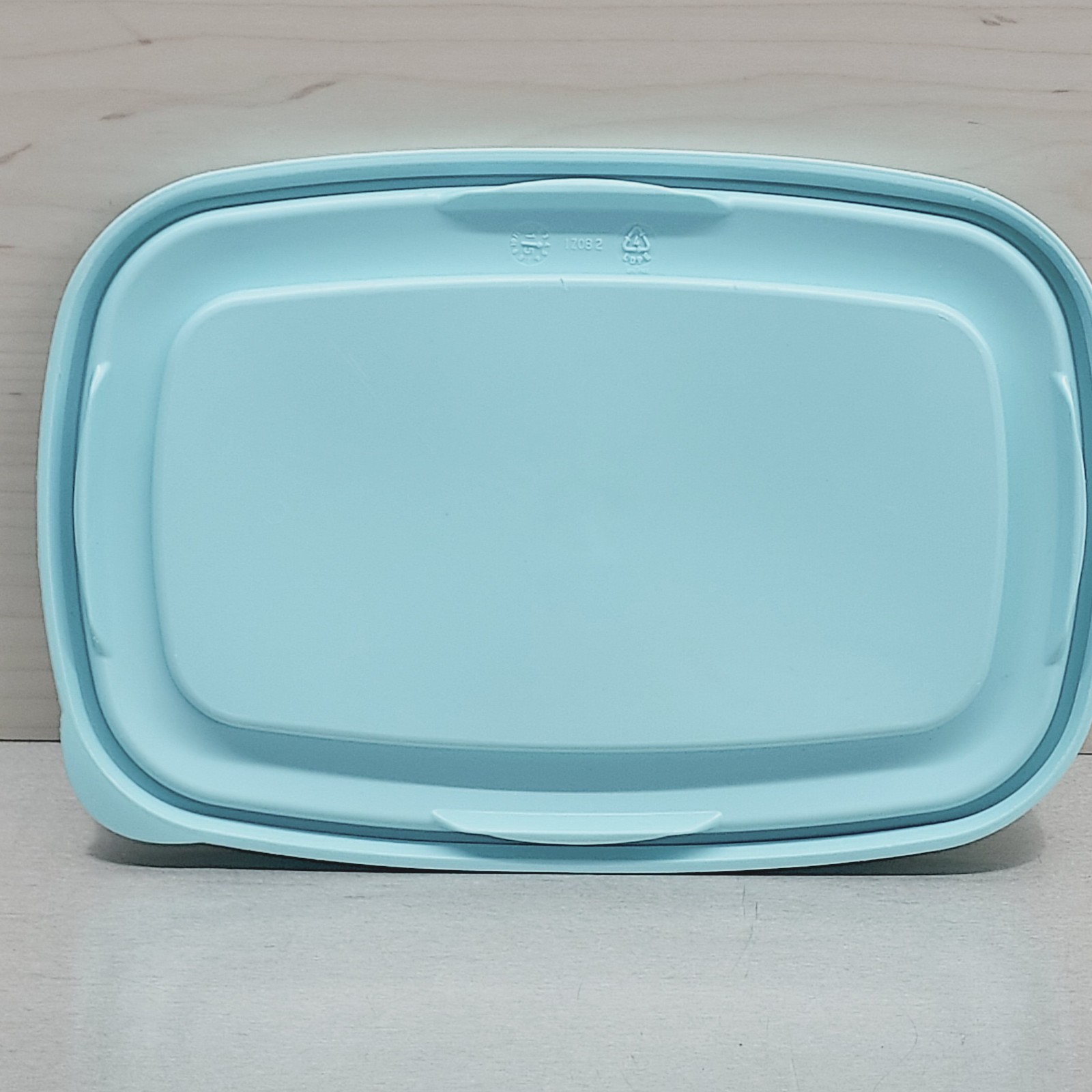 Rubbermaid Easy Find Lid 1Z08 Light Blue Rectangular Replacement Container Lid