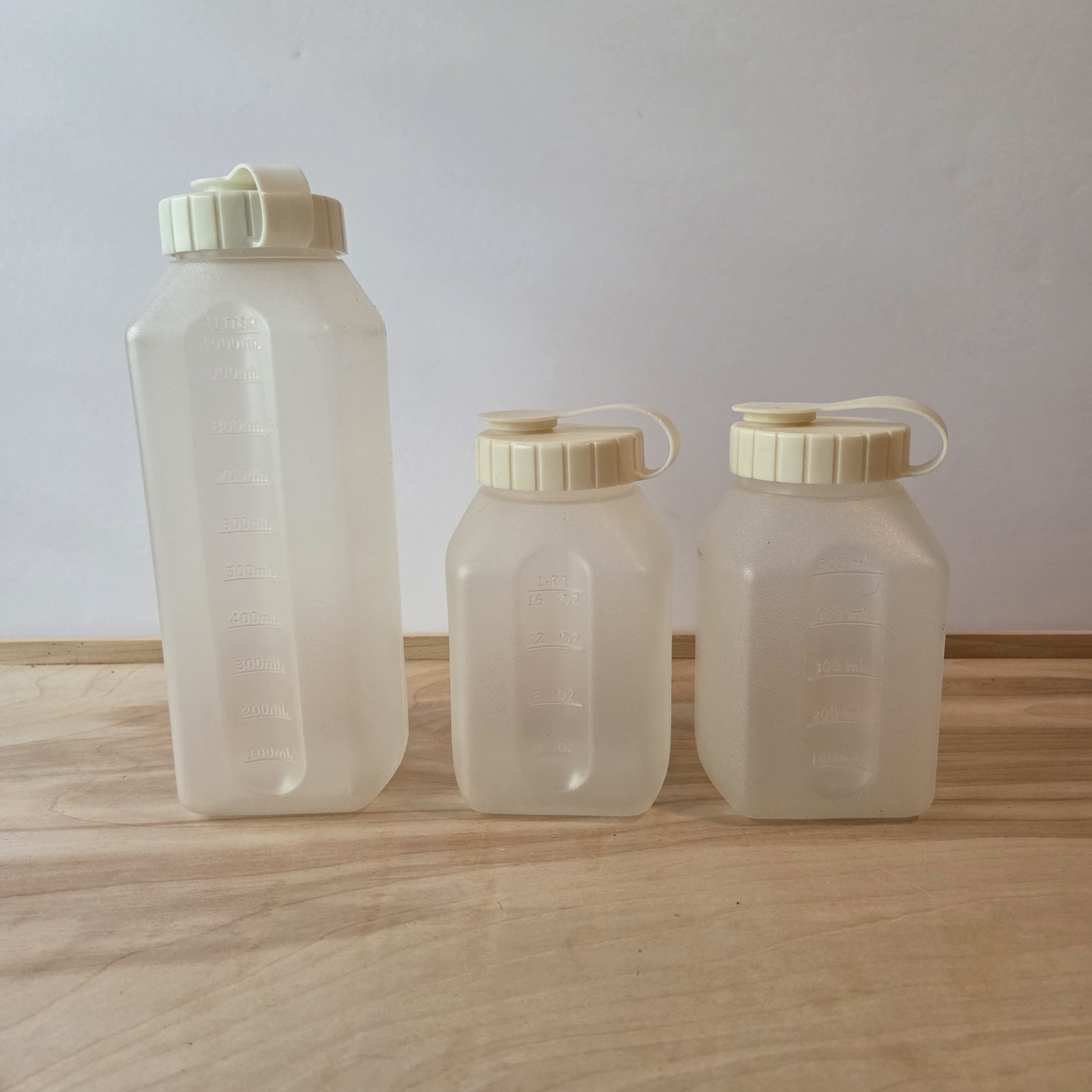 Rubbermaid Servin Saver Drink Bottles 1 Quart 2 pints Almond Flip Top Lid VGUC