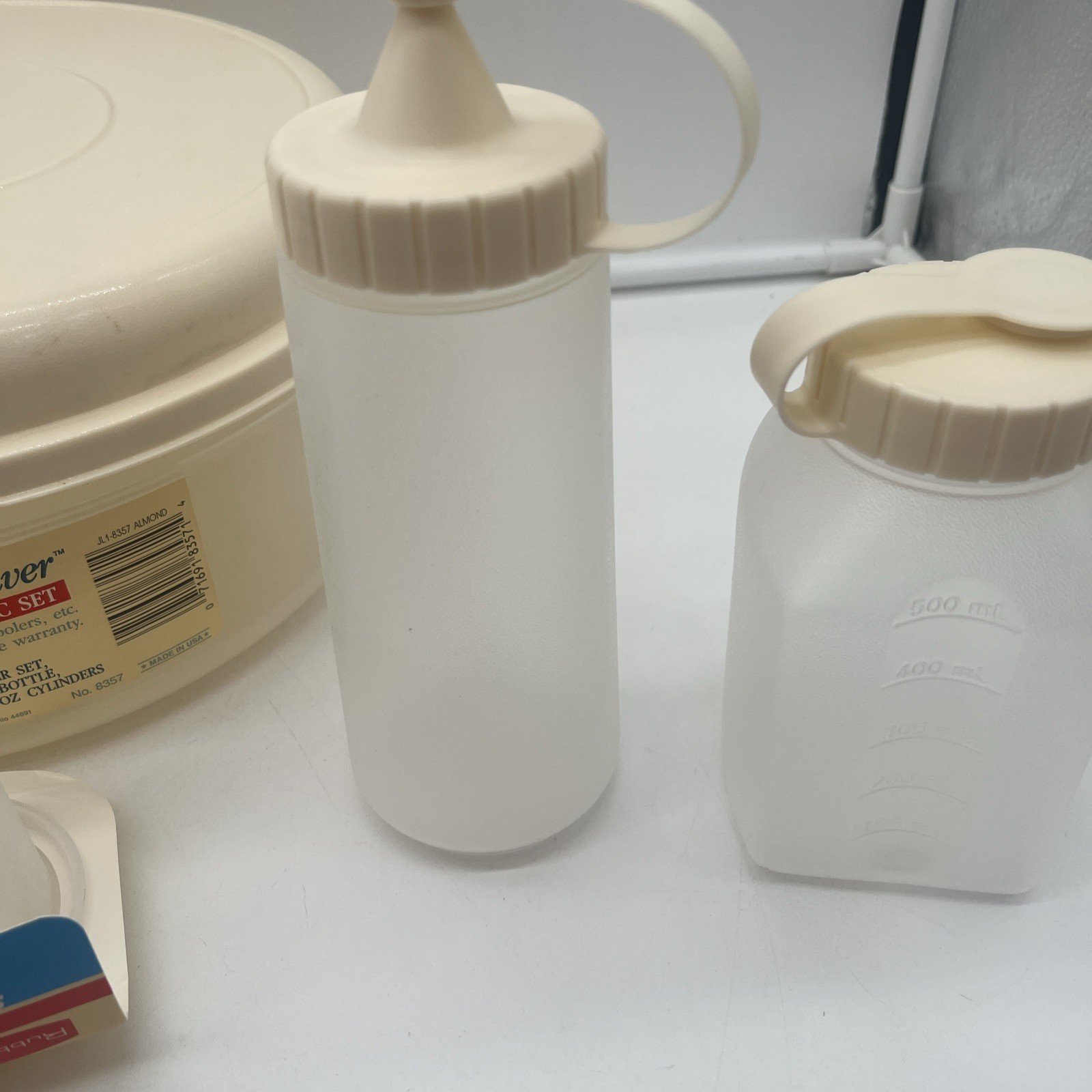 VTG Rubbermaid Servin Saver 7 Piece Picnic Set Almond Salt Pepper