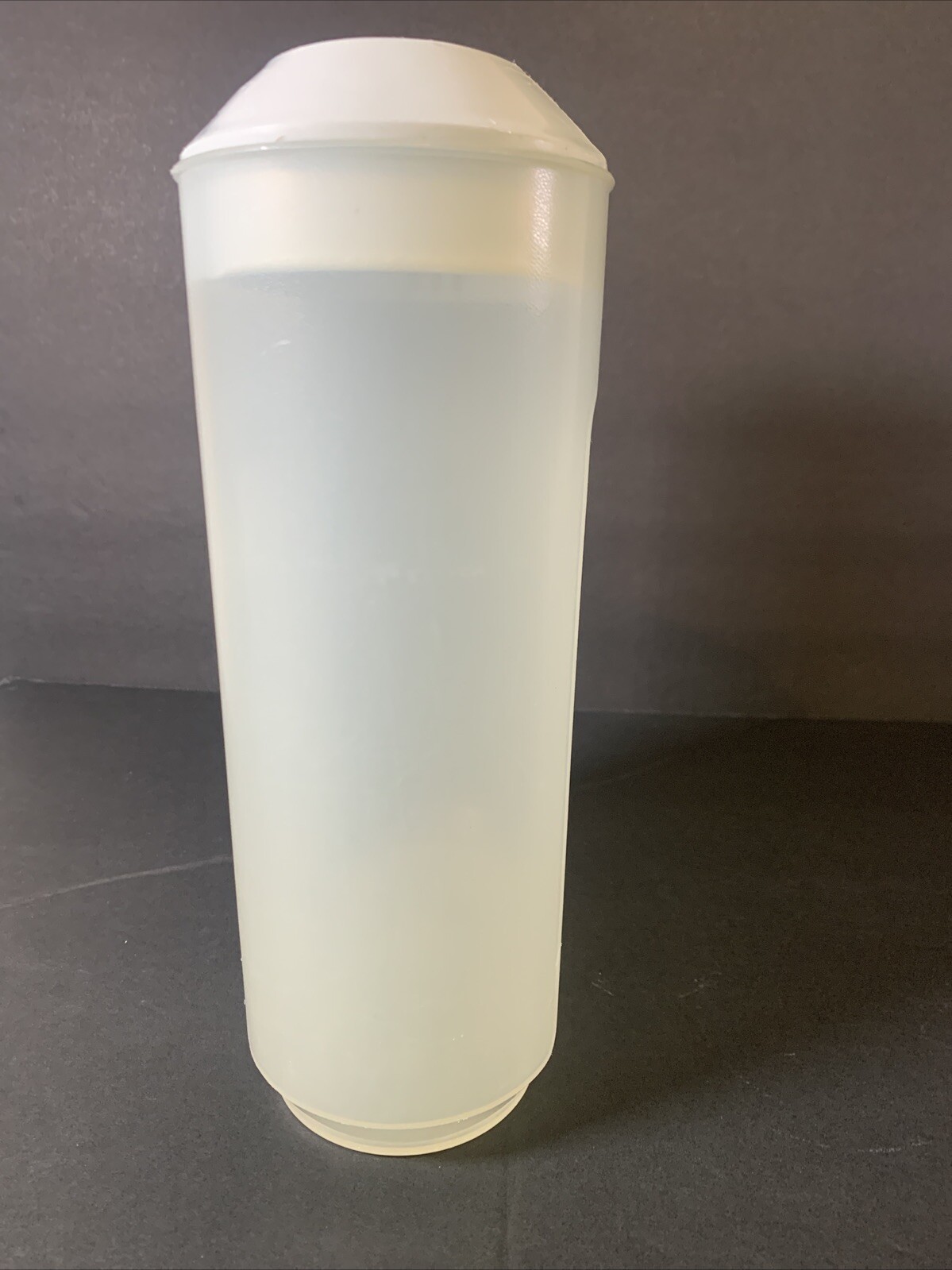 Rubbermaid SERVIN’ SAVER 2 1/2 quarts slim drink pitcher #0941 white lid