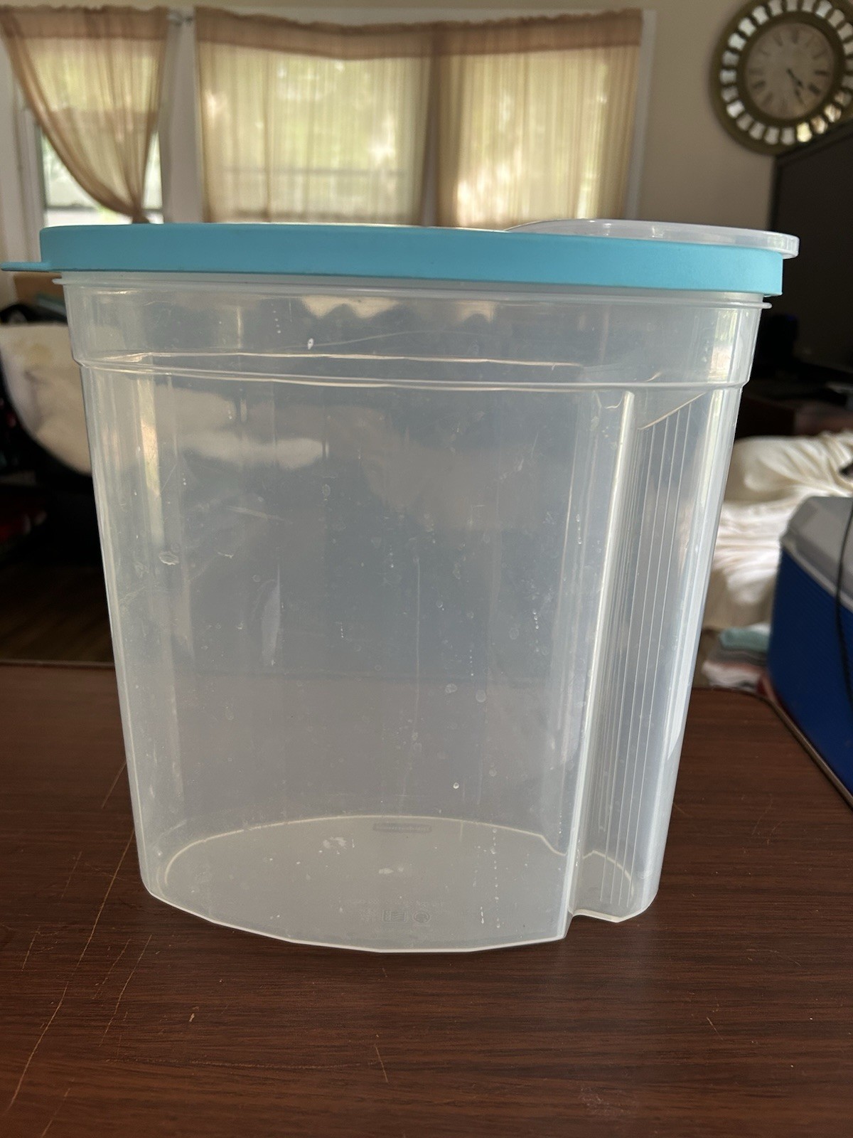 Rubbermaid 1.5 Gal Dry Food Storage Container.