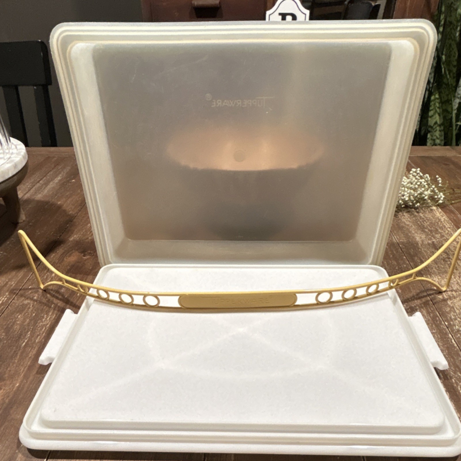 VINTAGE Tupperware Fresh-N-Fitney Cake Container White Yellow Snap Lid Handle