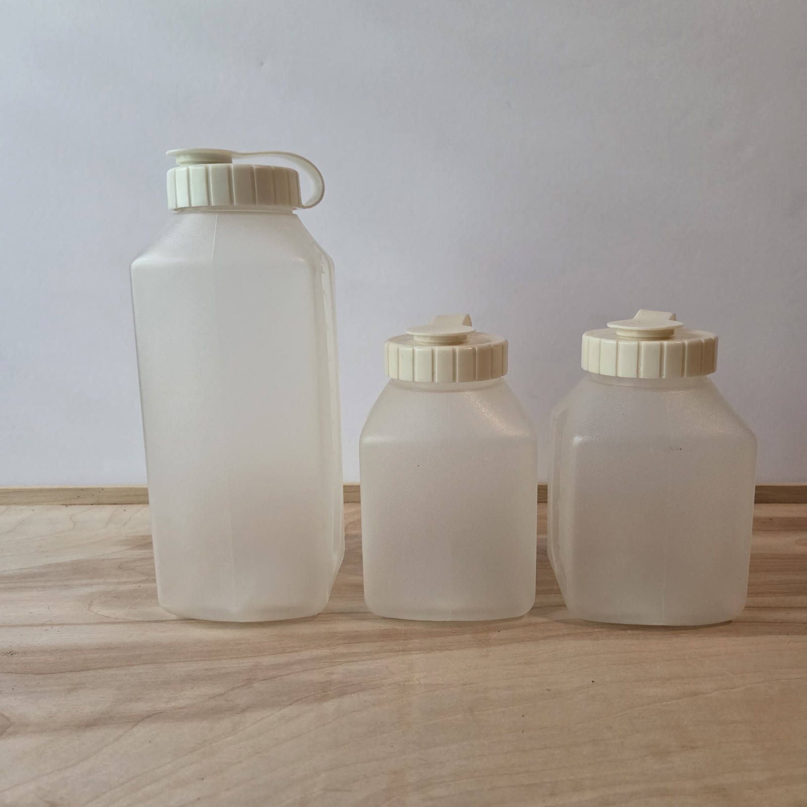 Rubbermaid Servin Saver Drink Bottles 1 Quart 2 pints Almond Flip Top Lid VGUC