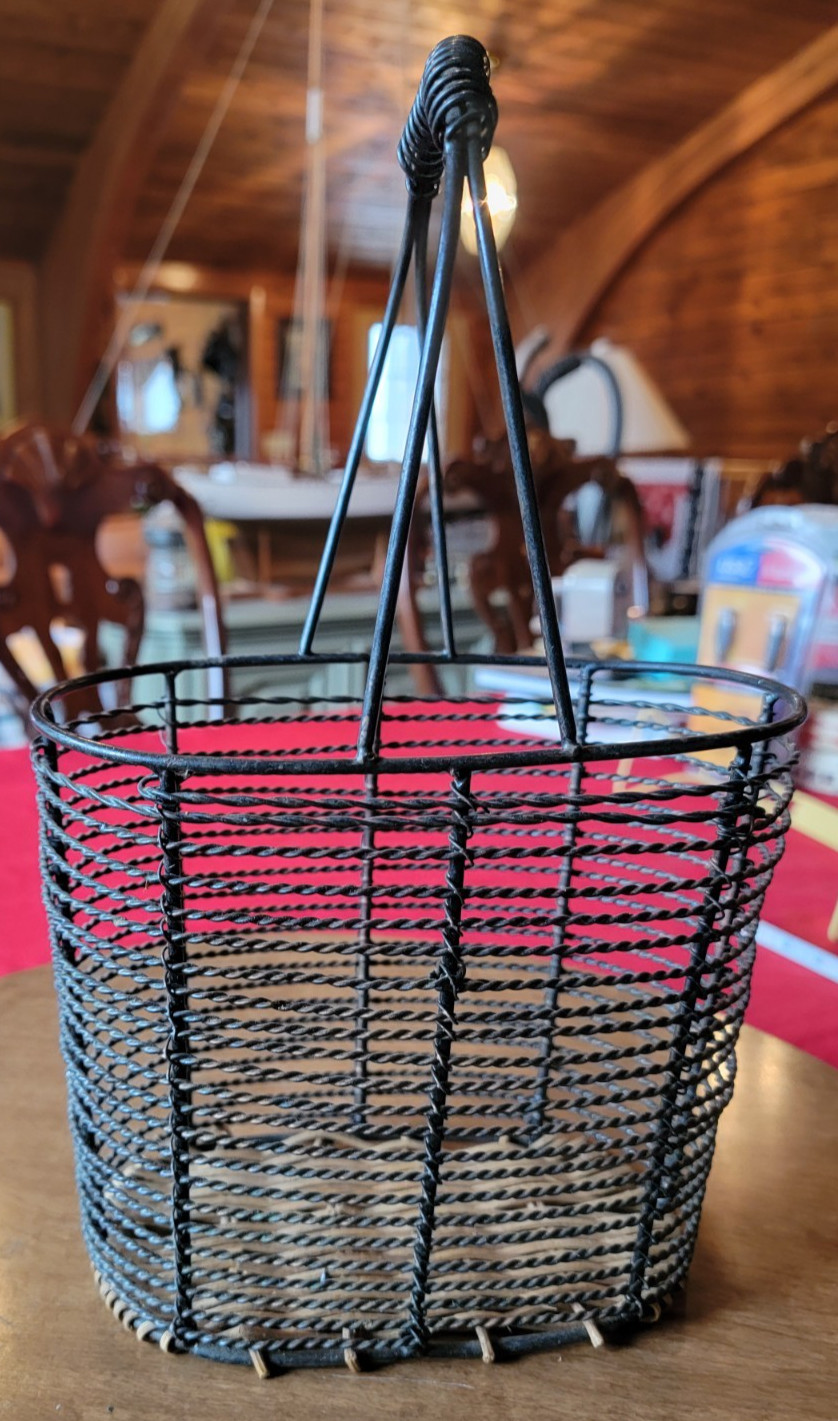 Rustic Oval Wire Basket with Wicker/Wood Base – Home Decor GB39
