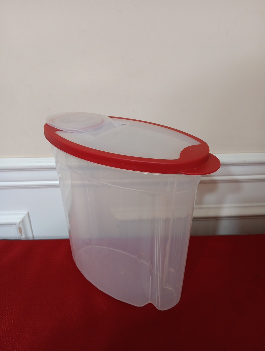 Rubbermaid Flex & Seal Cereal Keeper 1.5 gallon Clear W/Red Lid 10”x 5.5”x 11”