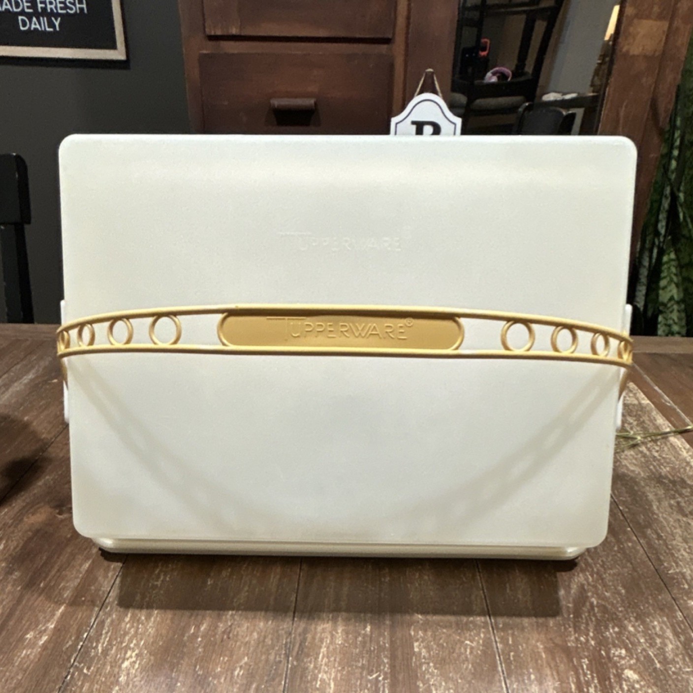 VINTAGE Tupperware Fresh-N-Fitney Cake Container White Yellow Snap Lid Handle