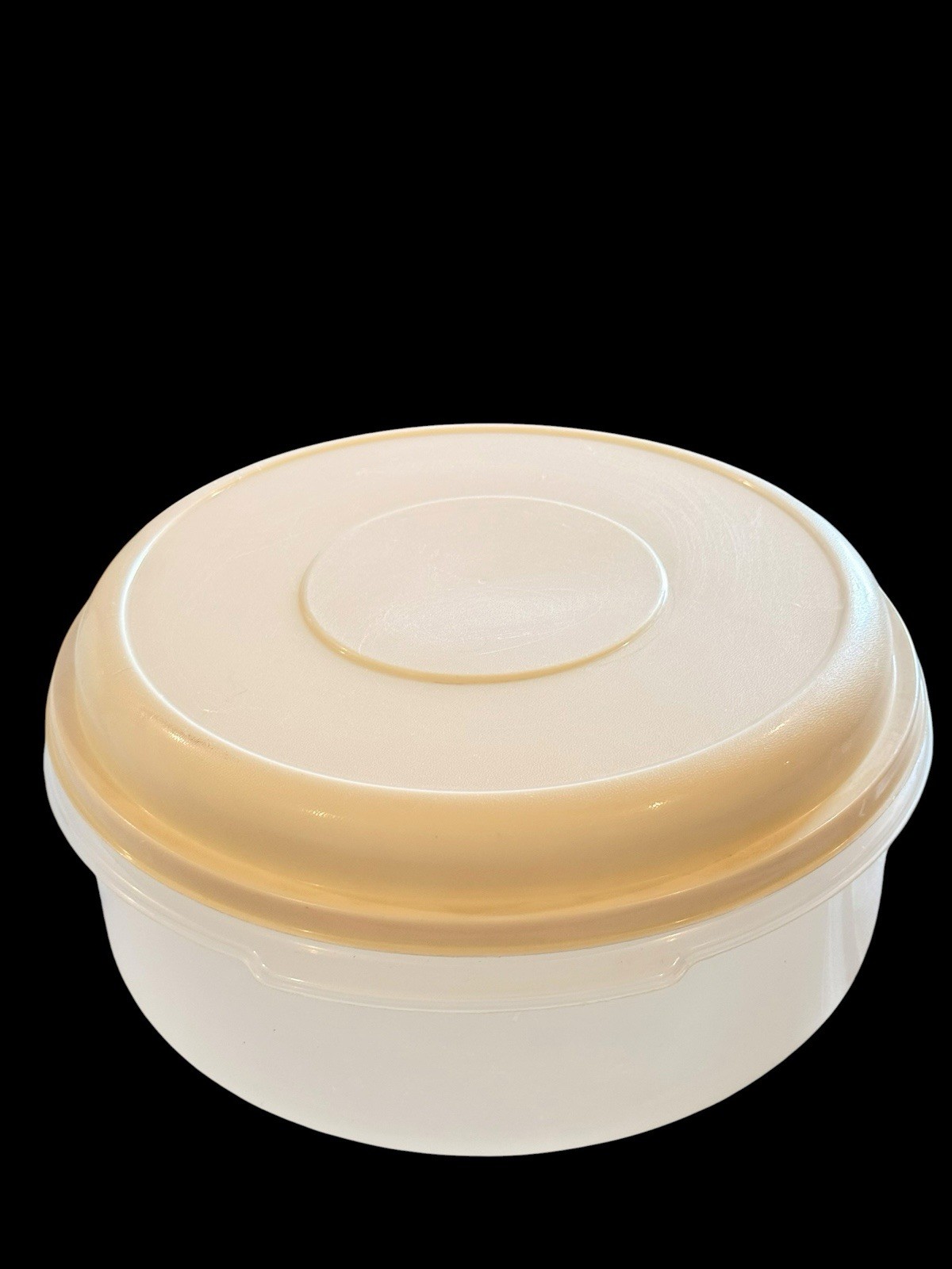 Rubbermaid Servin’ Saver # 5 22 Cup Almond Lid Storage Container Round Large