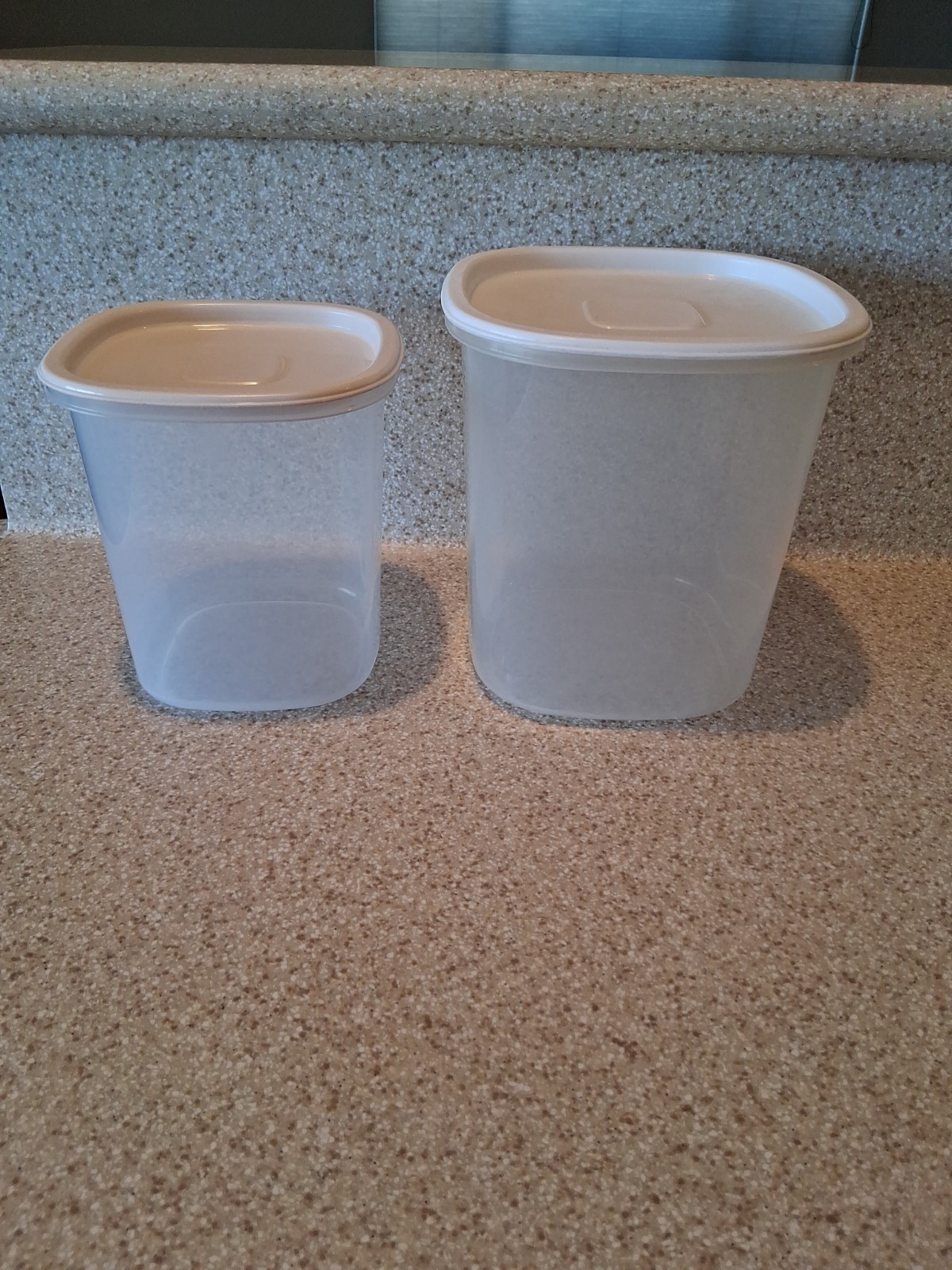 2 Vtg Rubbermaid Servin Saver Canisters White/ Almond Lids 3 Qt #6 & 21 Cups #7