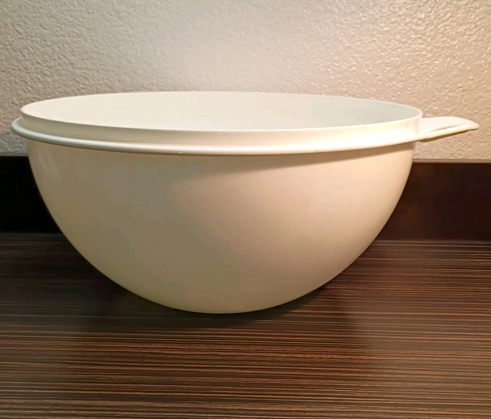 Large White Tupperware Bowl – 32 Cups / 7.8L – 2539B3-NICE-