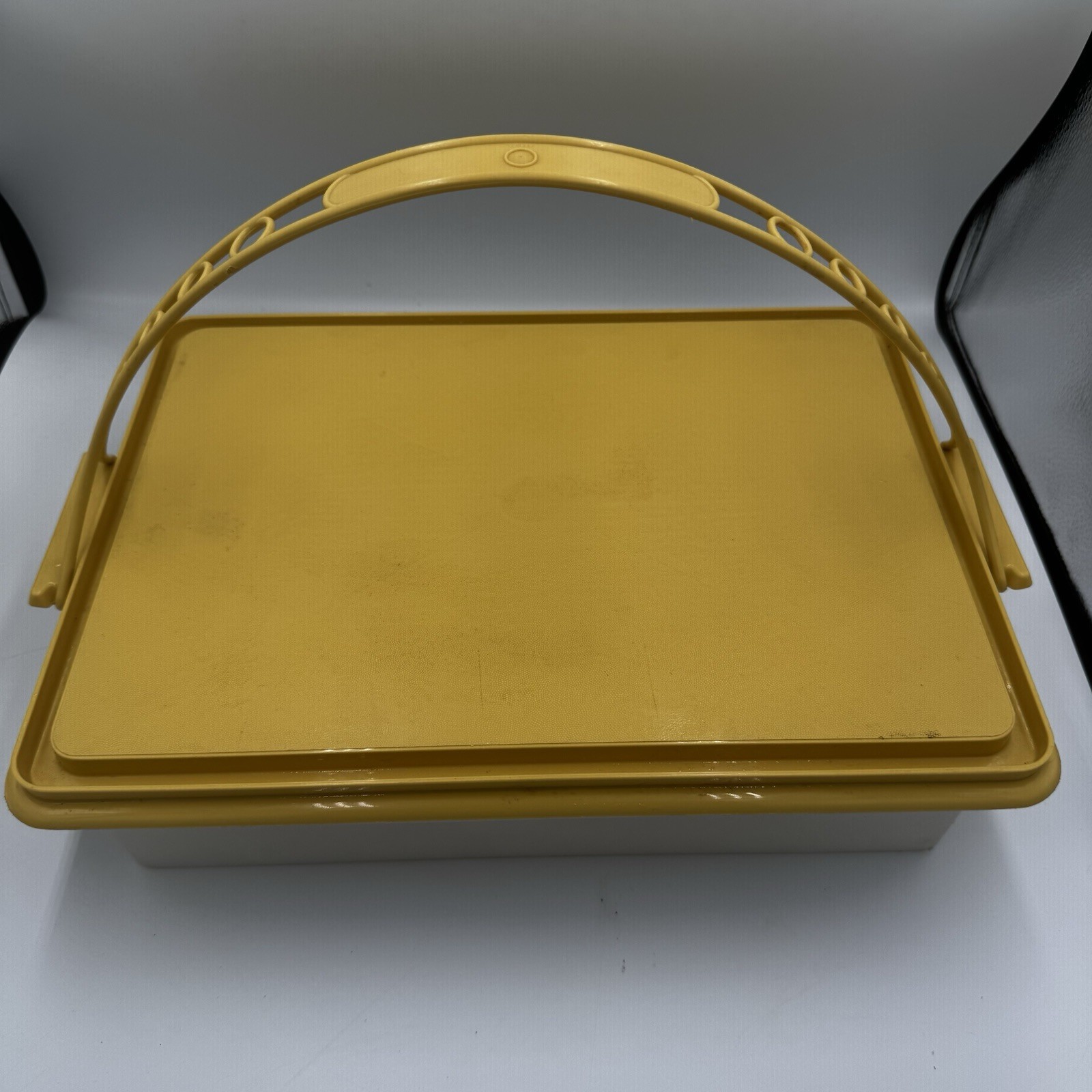 Vintage Tupperware Cake Carrier Rectangular 13×9 Tan Beige Handle Lid USA