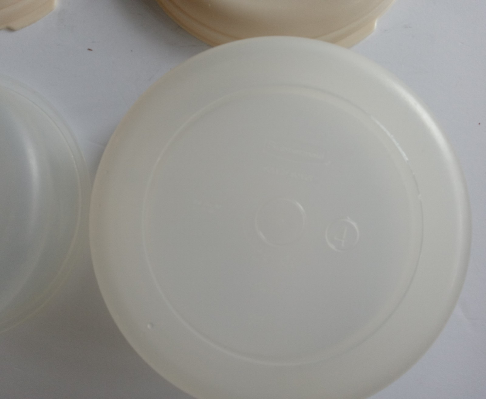 Vintage RUBBERMAID lot of 2 Round Servin Savers 2.5/1.5 Qt. with Lids