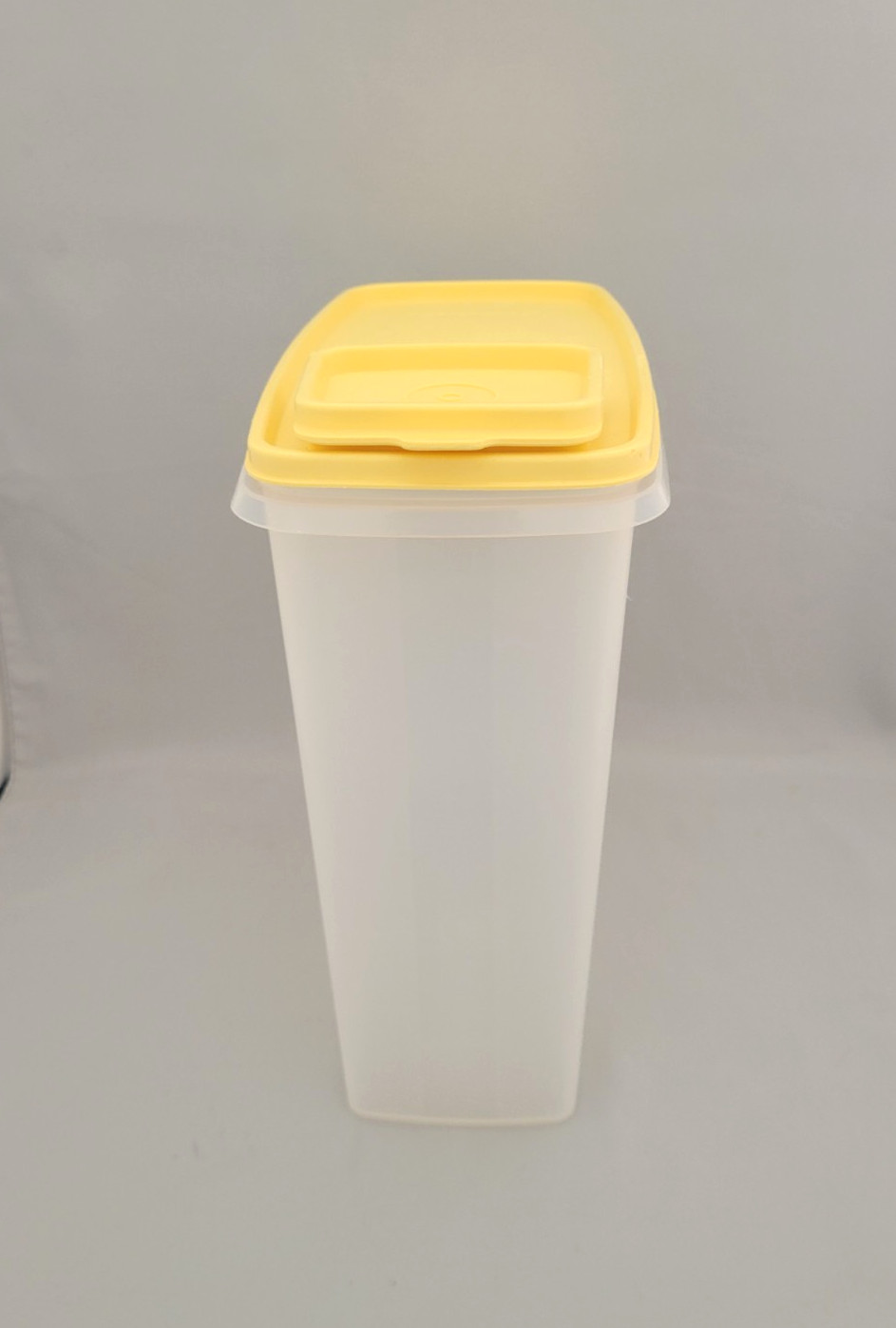 Tupperware 1588 Store & Pour 20 Cup Cereal Keeper Container Yellow Pour Lid 1589