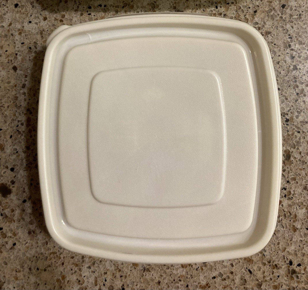 2 Rubbermaid Servin Saver Storage Containers 12 oz #10 and 2 cups #1