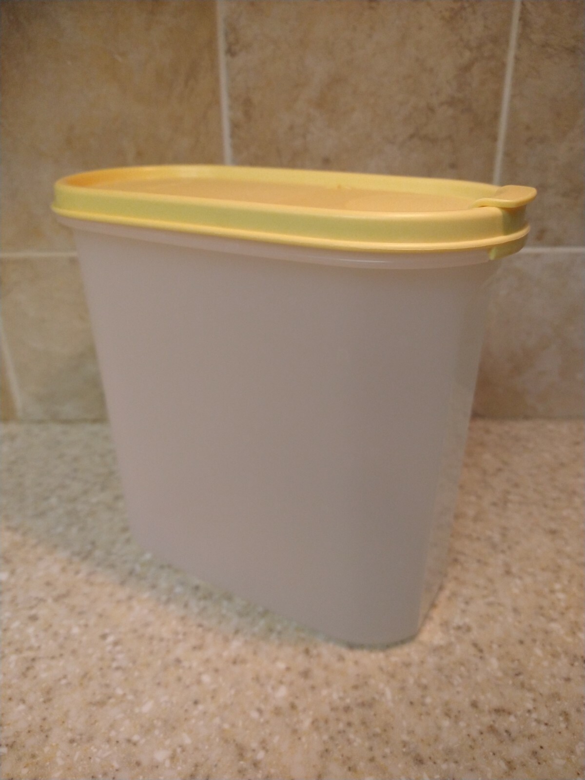 Tupperware Modular Mate Sheer 1613 w/Yellow Pour Lid 7 1/4 Cups Container 1.7l